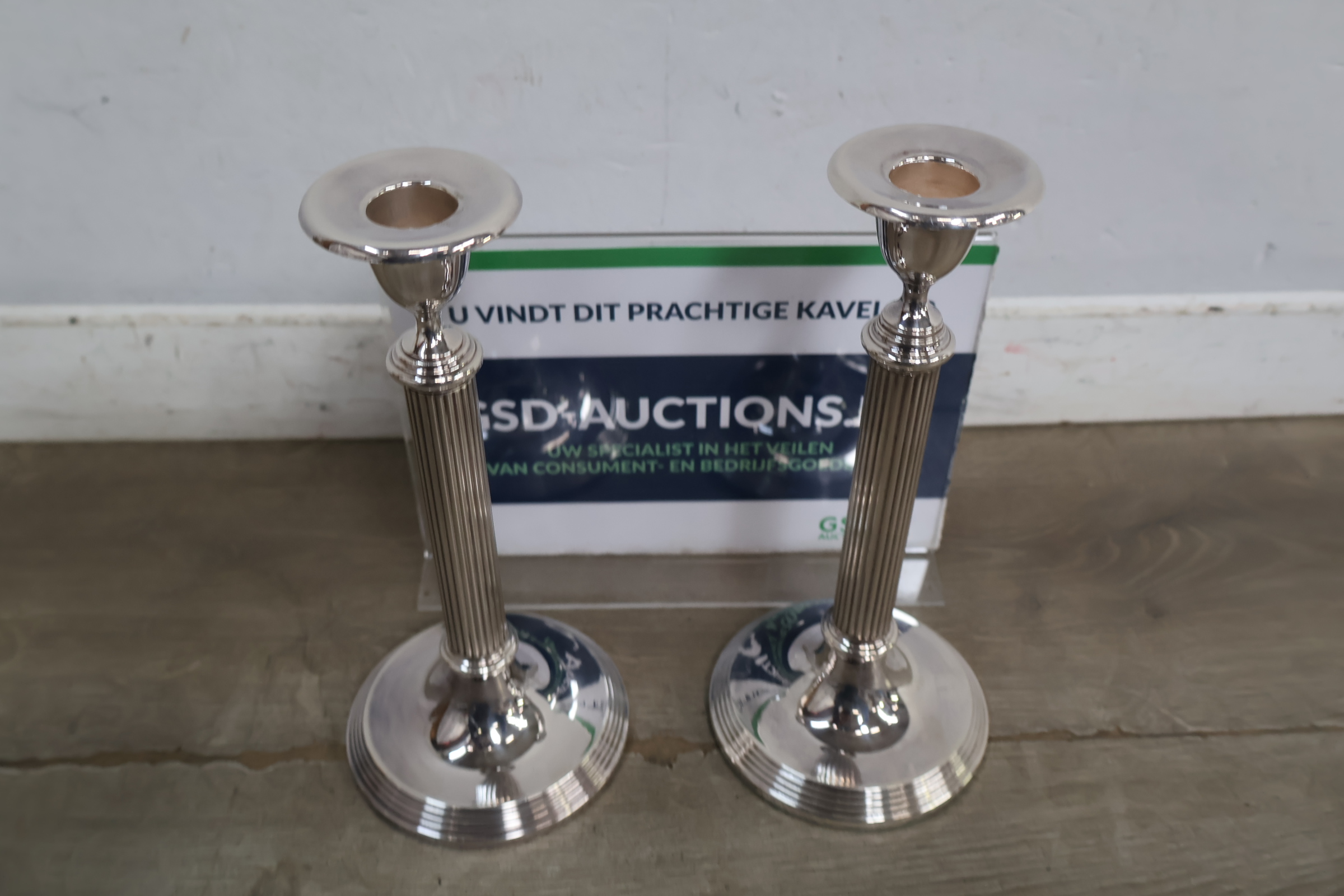 Set zilverkleurige kandelaars – foto 2 – kavel bij GSD Auctions, Zoeterwoude