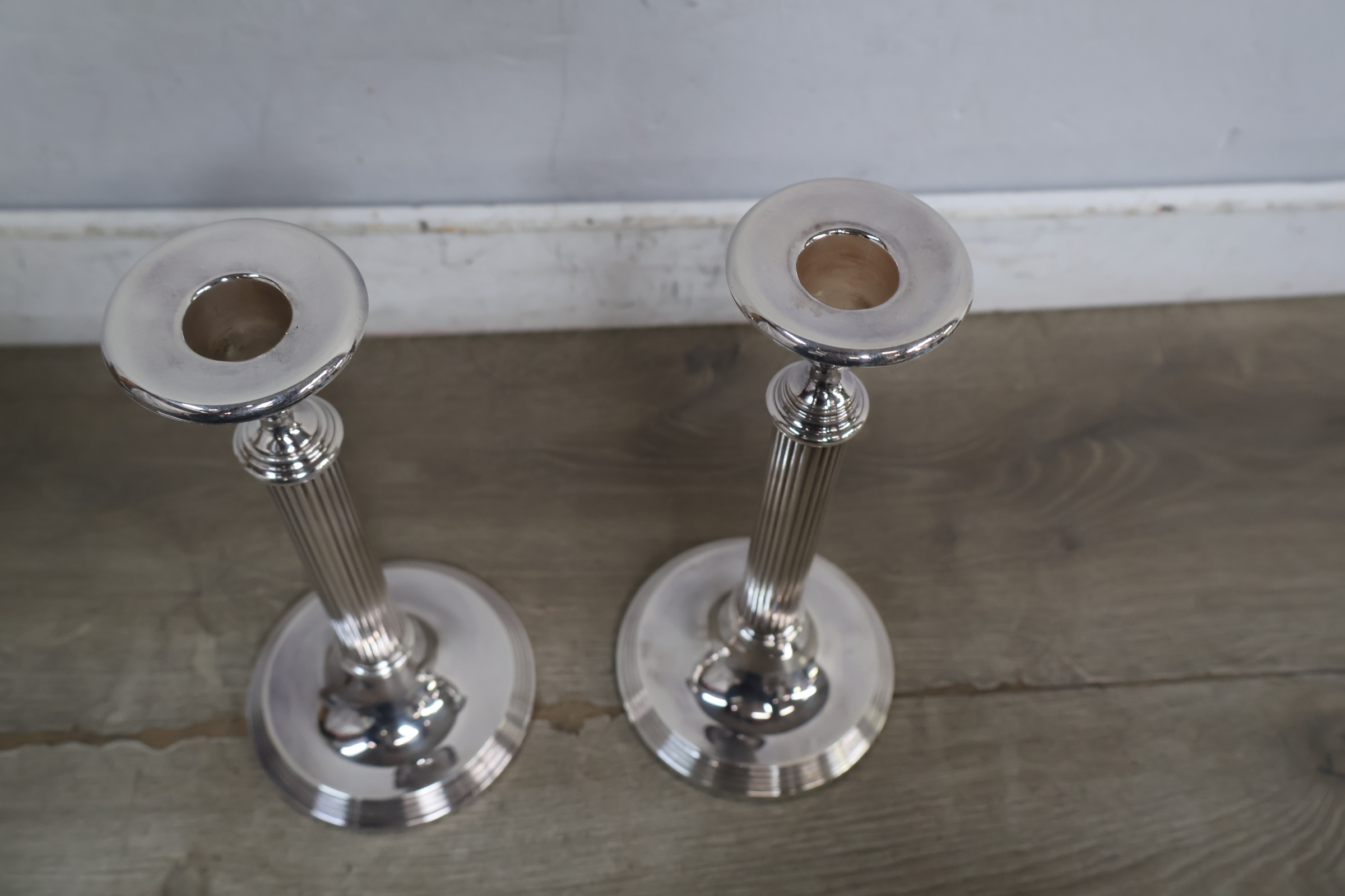 Set zilverkleurige kandelaars – foto 6 – kavel bij GSD Auctions, Zoeterwoude