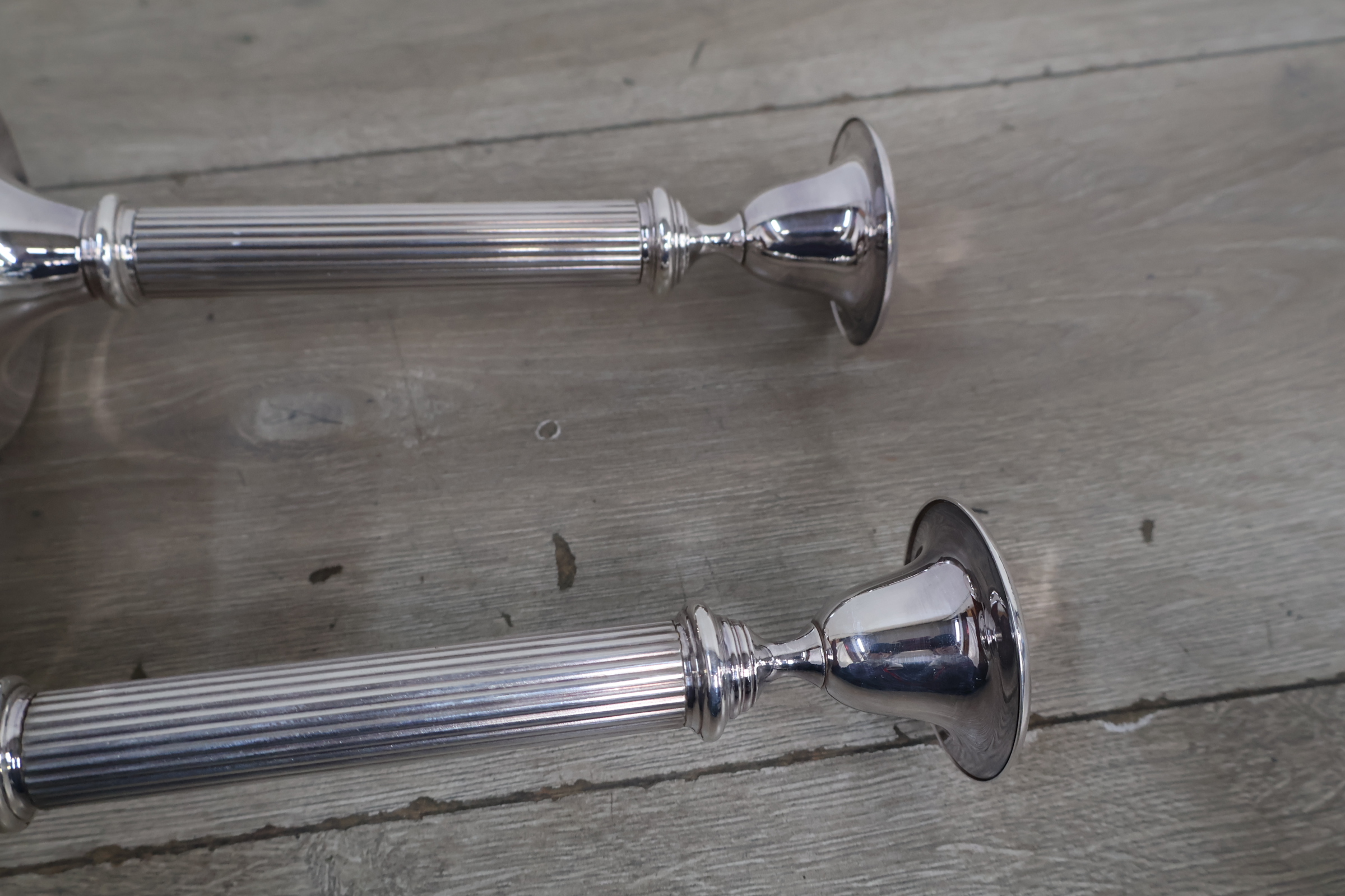 Set zilverkleurige kandelaars – foto 8 – kavel bij GSD Auctions, Zoeterwoude