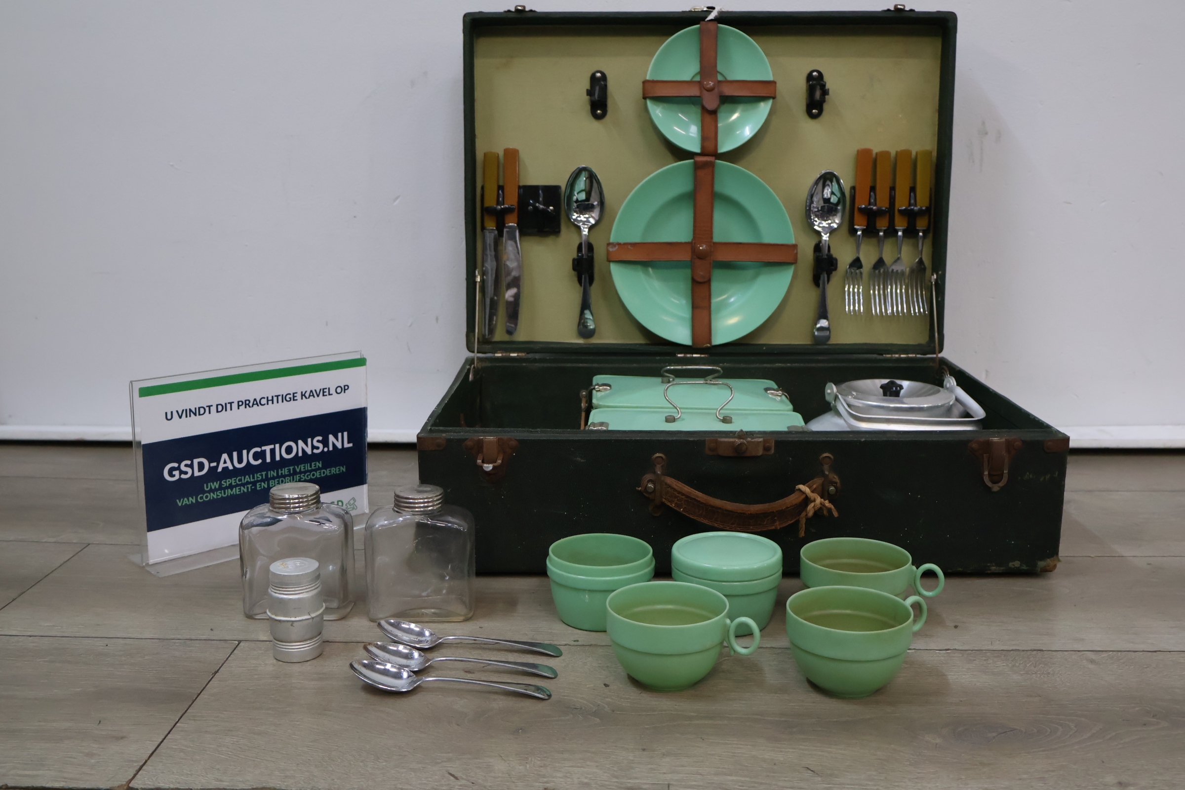 Vintage picknickset met groen servies en bestek – foto 2 – kavel bij GSD Auctions, Zoeterwoude