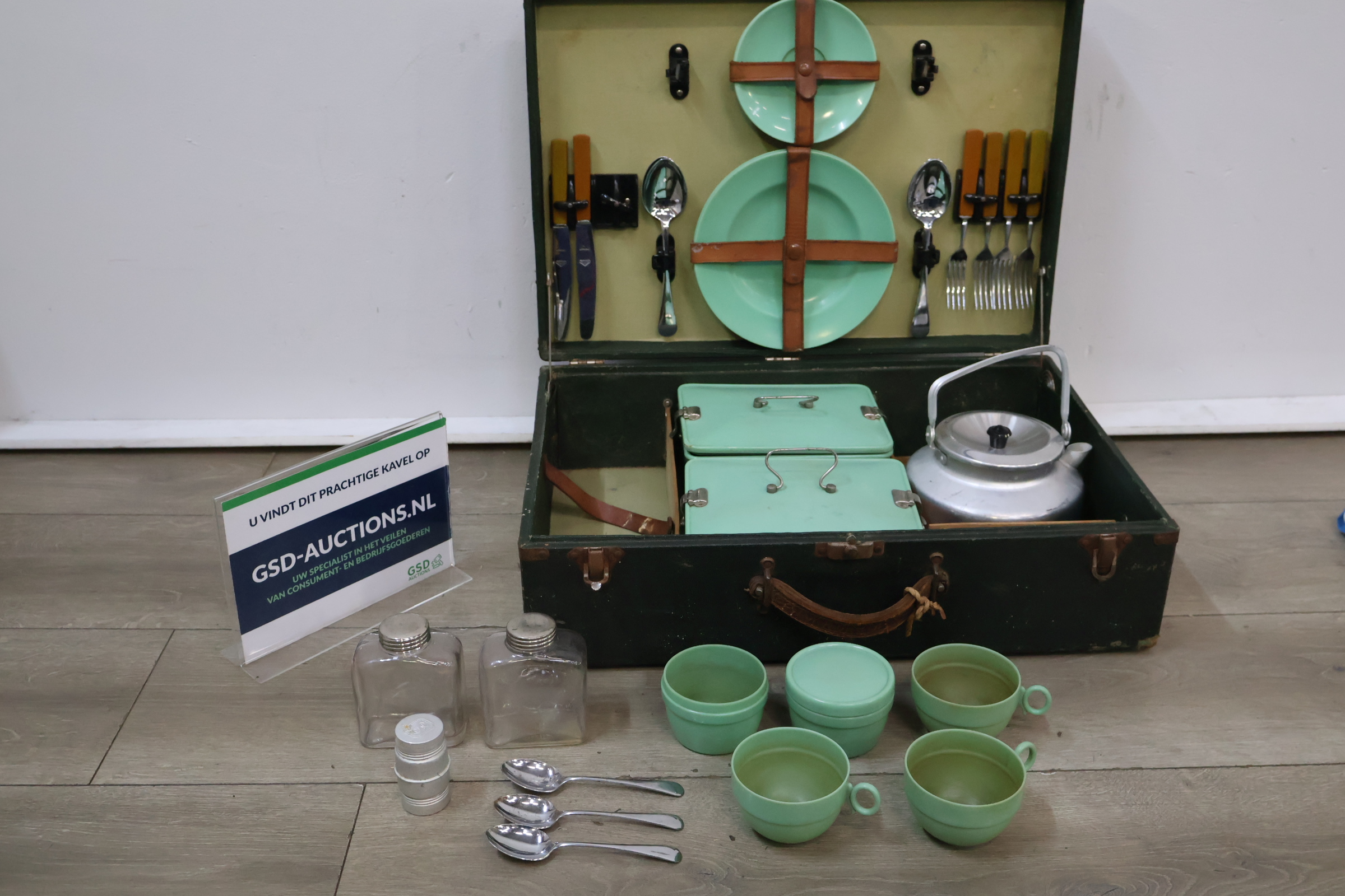 Vintage picknickset met groen servies en bestek – foto 3 – kavel bij GSD Auctions, Zoeterwoude