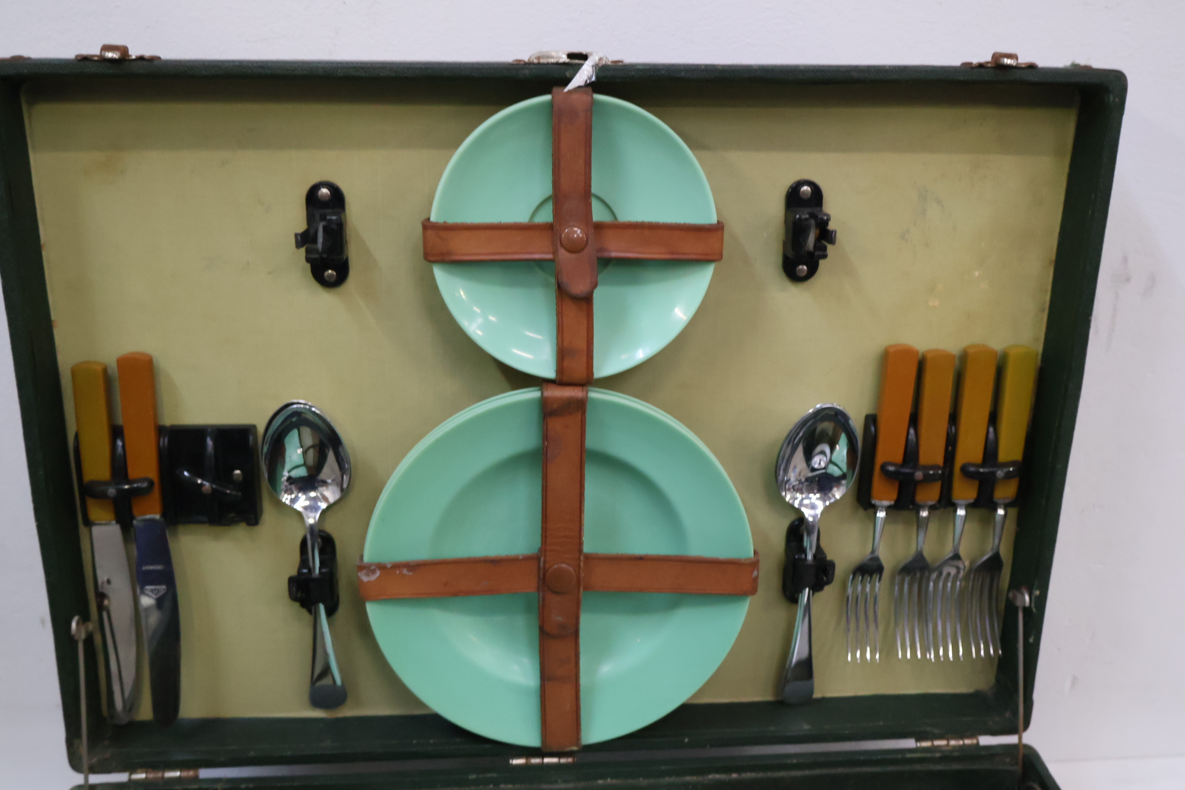 Vintage picknickset met groen servies en bestek – foto 4 – kavel bij GSD Auctions, Zoeterwoude