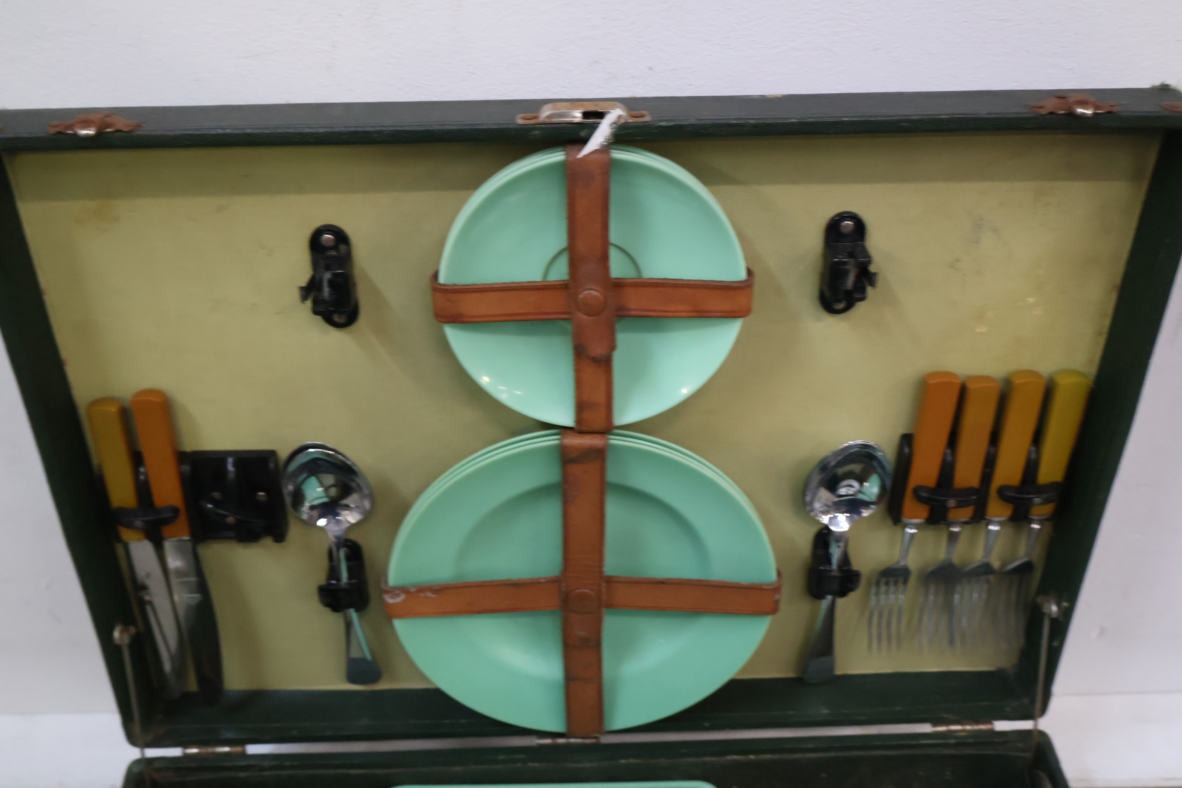 Vintage picknickset met groen servies en bestek – foto 5 – kavel bij GSD Auctions, Zoeterwoude