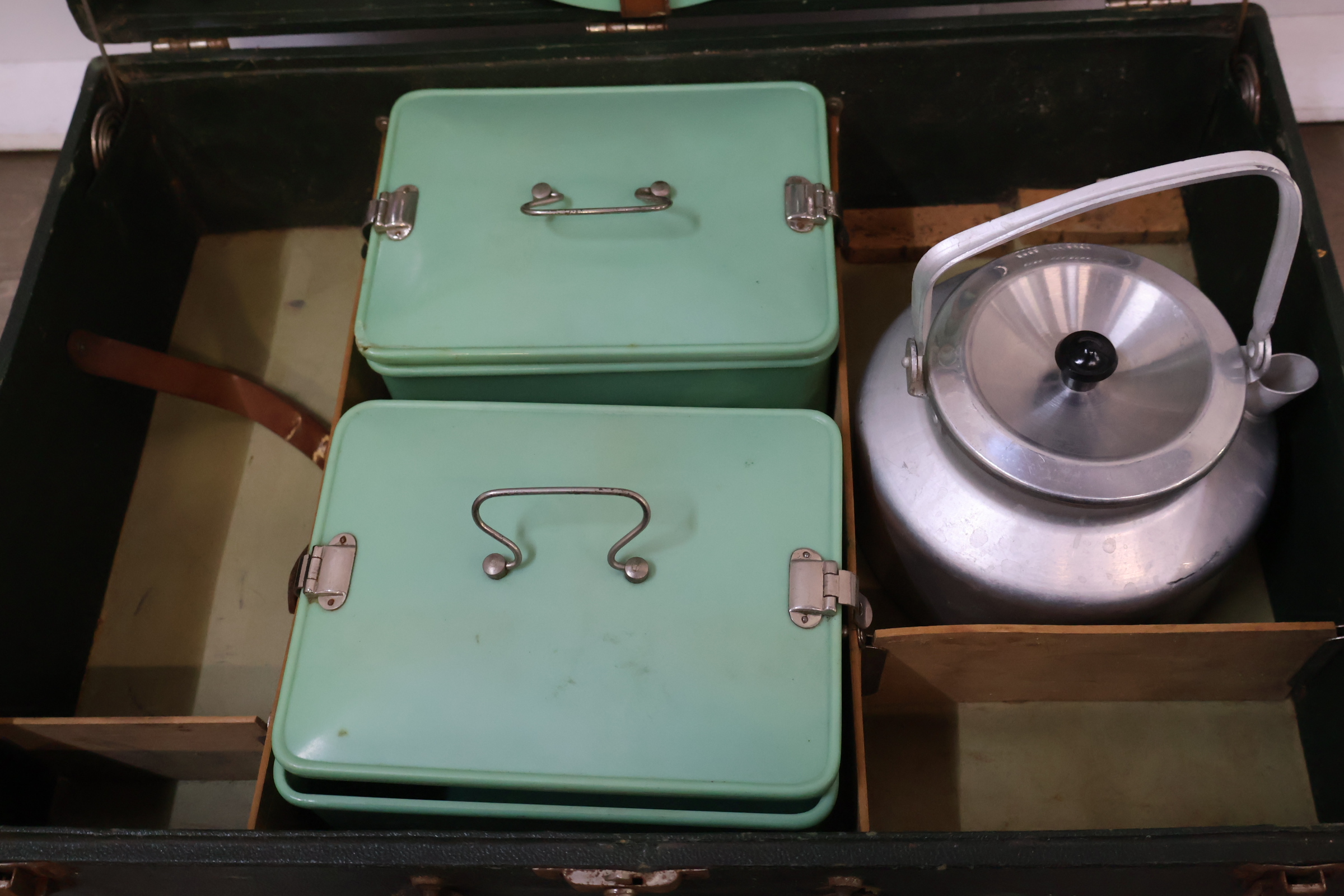 Vintage picknickset met groen servies en bestek – foto 6 – kavel bij GSD Auctions, Zoeterwoude