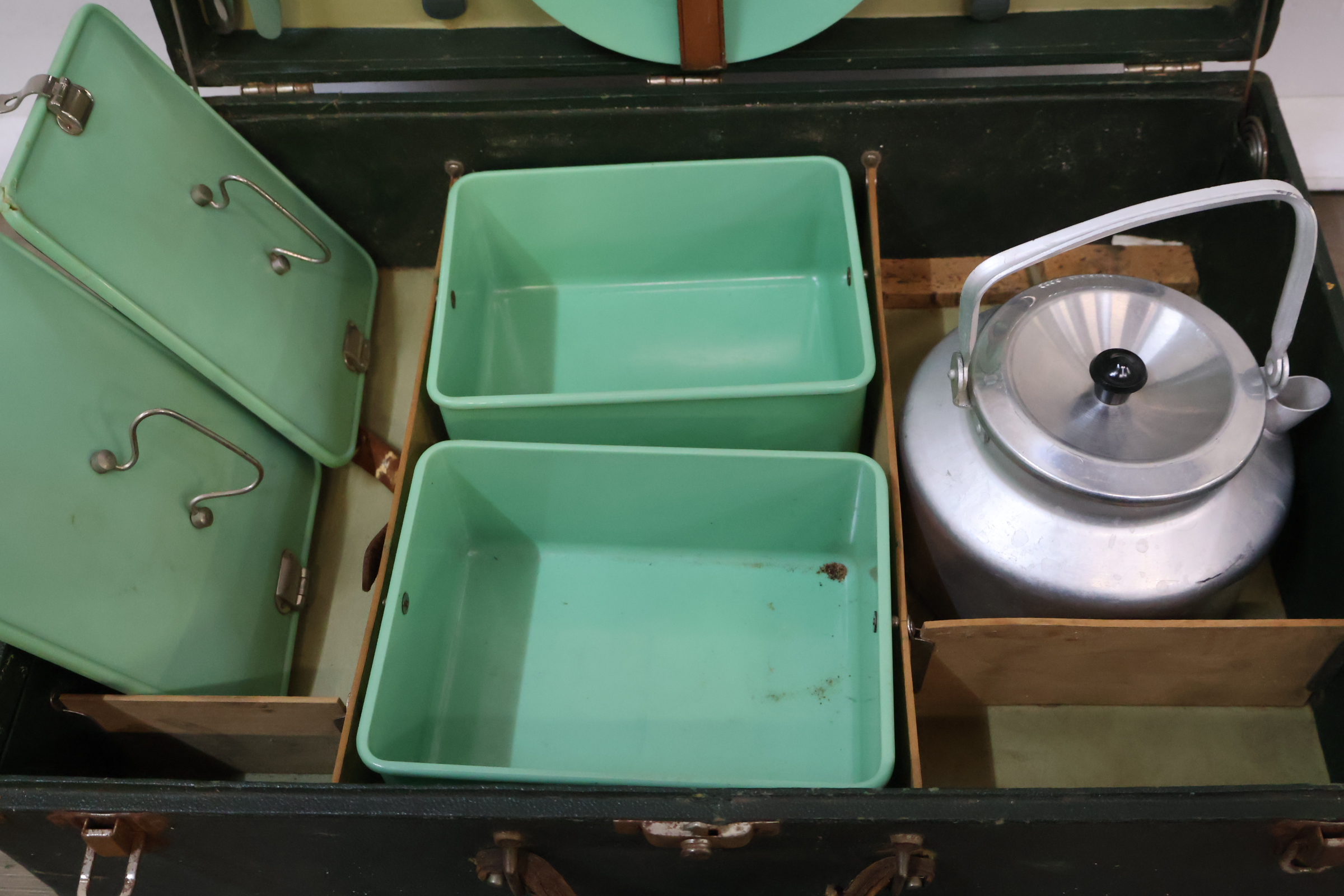 Vintage picknickset met groen servies en bestek – foto 7 – kavel bij GSD Auctions, Zoeterwoude