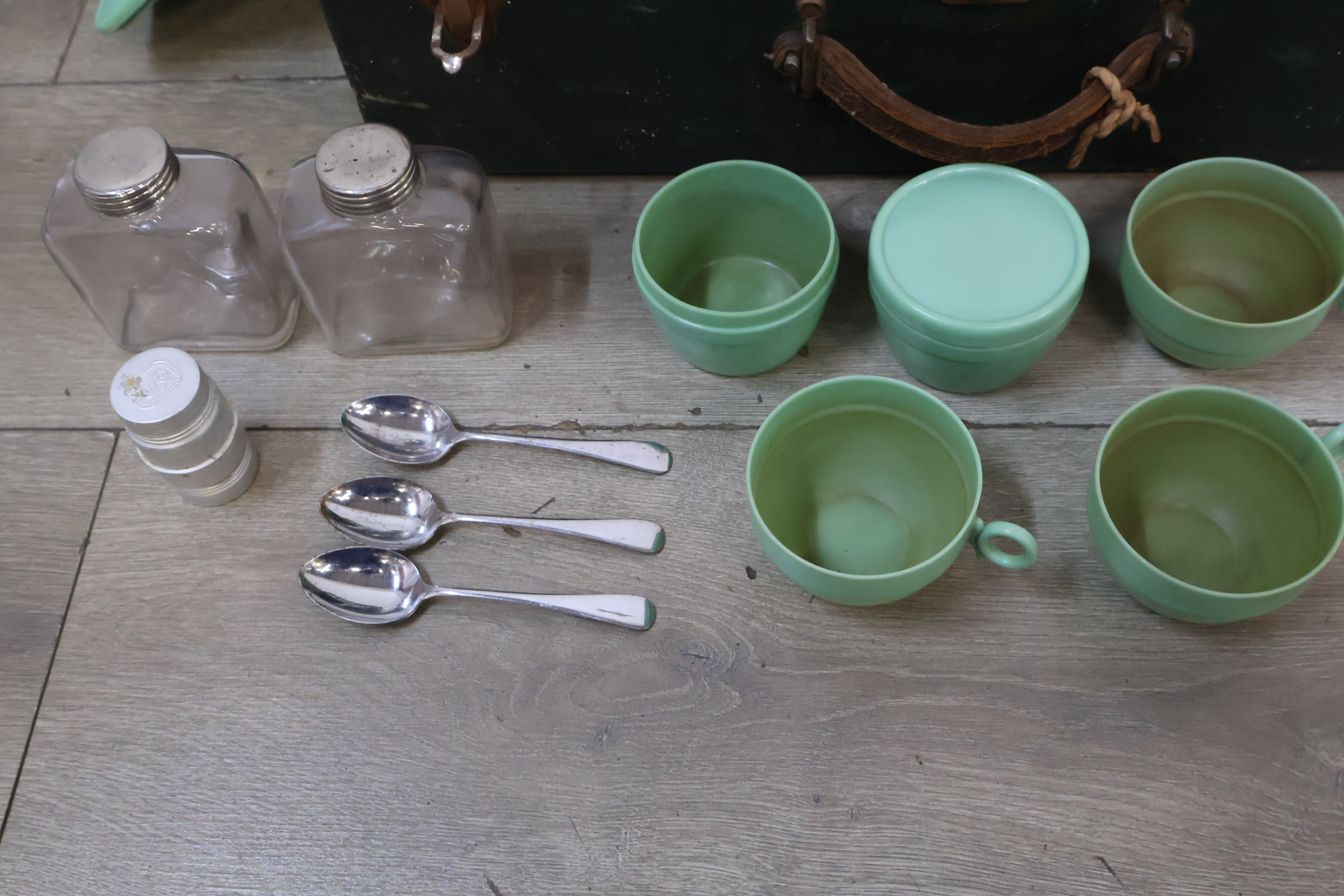Vintage picknickset met groen servies en bestek – foto 8 – kavel bij GSD Auctions, Zoeterwoude
