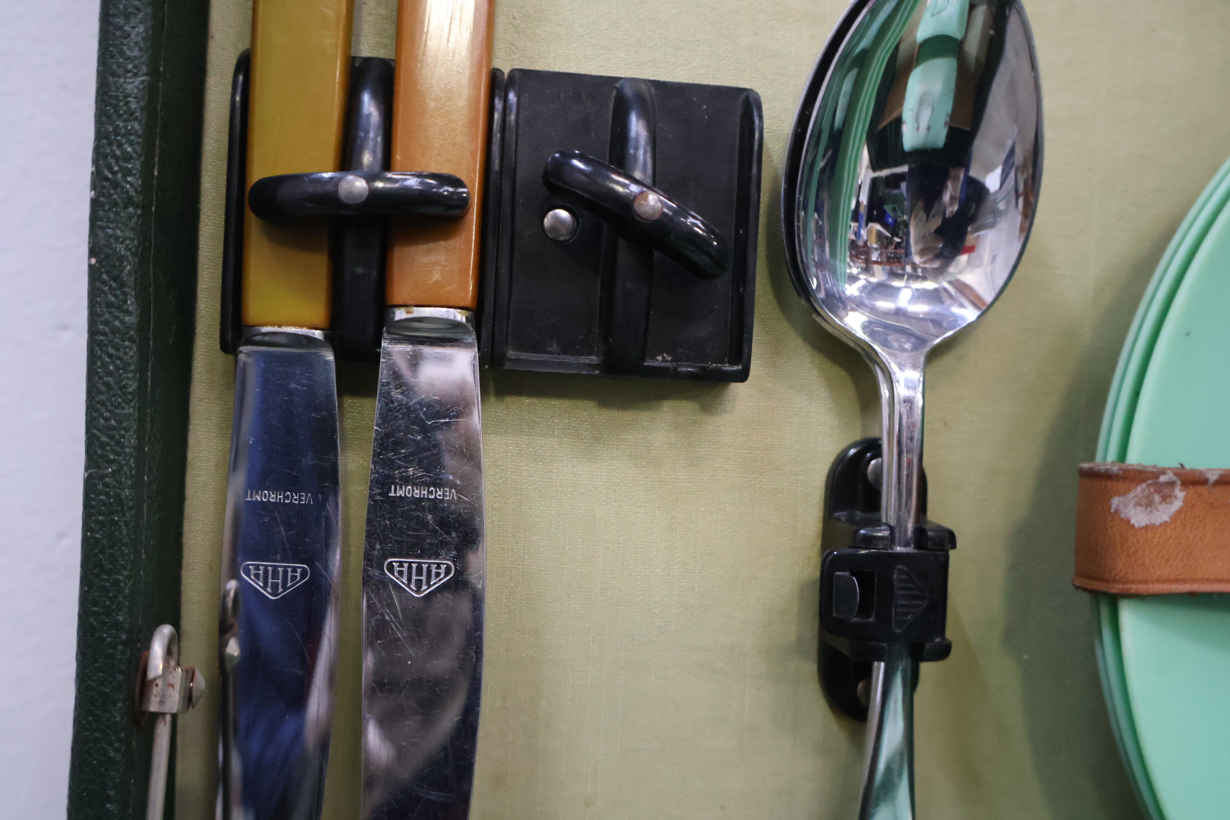 Vintage picknickset met groen servies en bestek – foto 9 – kavel bij GSD Auctions, Zoeterwoude