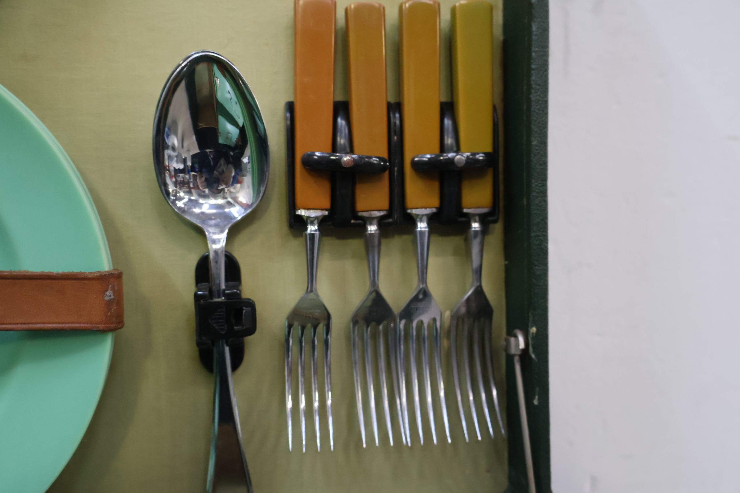 Vintage picknickset met groen servies en bestek – foto 10 – kavel bij GSD Auctions, Zoeterwoude