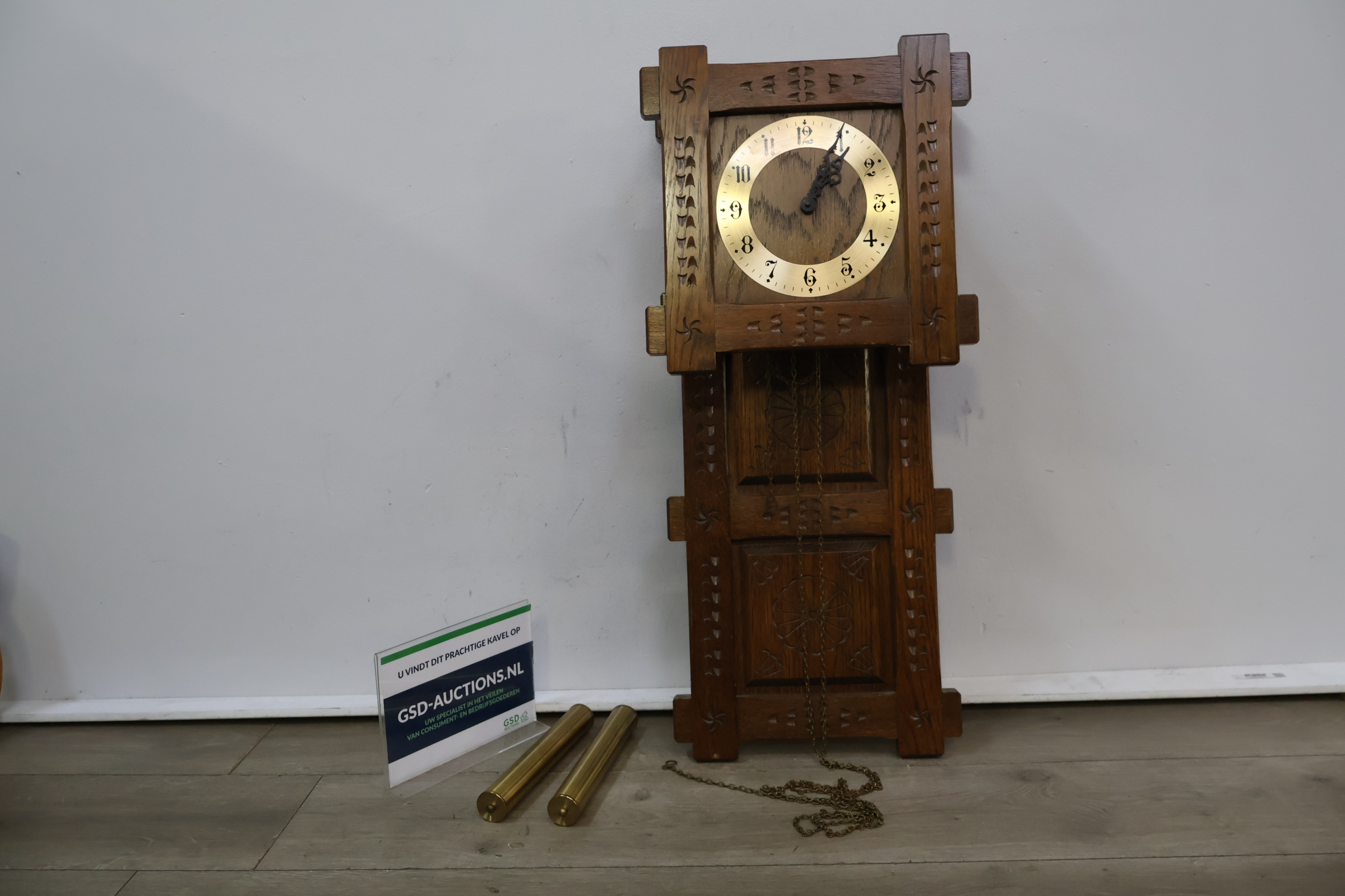 Houten klassieke wandklok met messing wijzerplaat – foto 2 – kavel bij GSD Auctions, Zoeterwoude