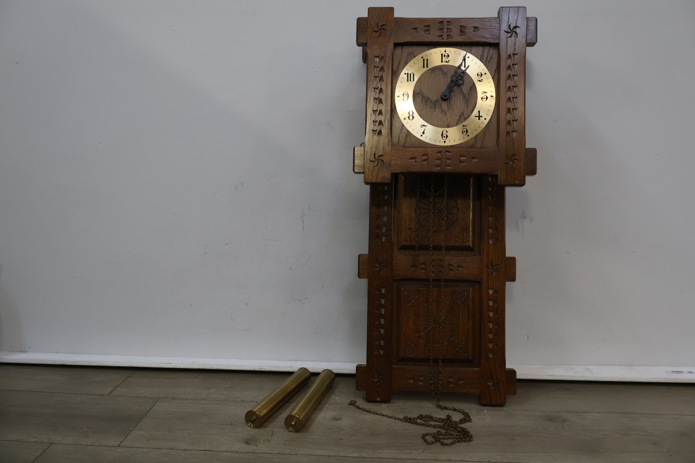 Houten klassieke wandklok met messing wijzerplaat – foto 3 – kavel bij GSD Auctions, Zoeterwoude