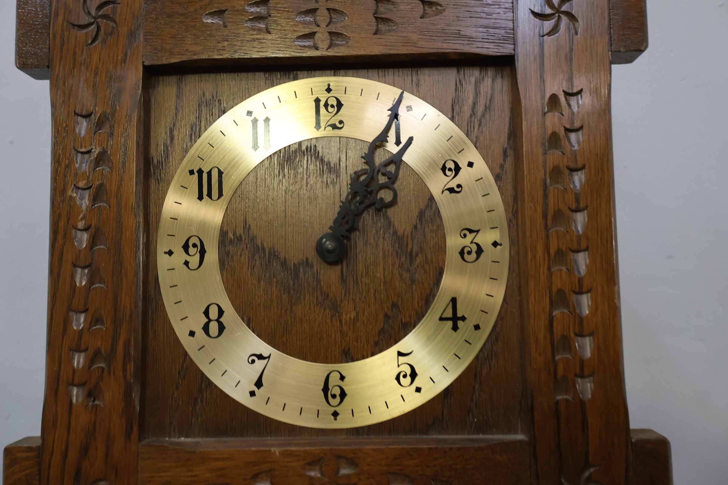 Houten klassieke wandklok met messing wijzerplaat – foto 4 – kavel bij GSD Auctions, Zoeterwoude