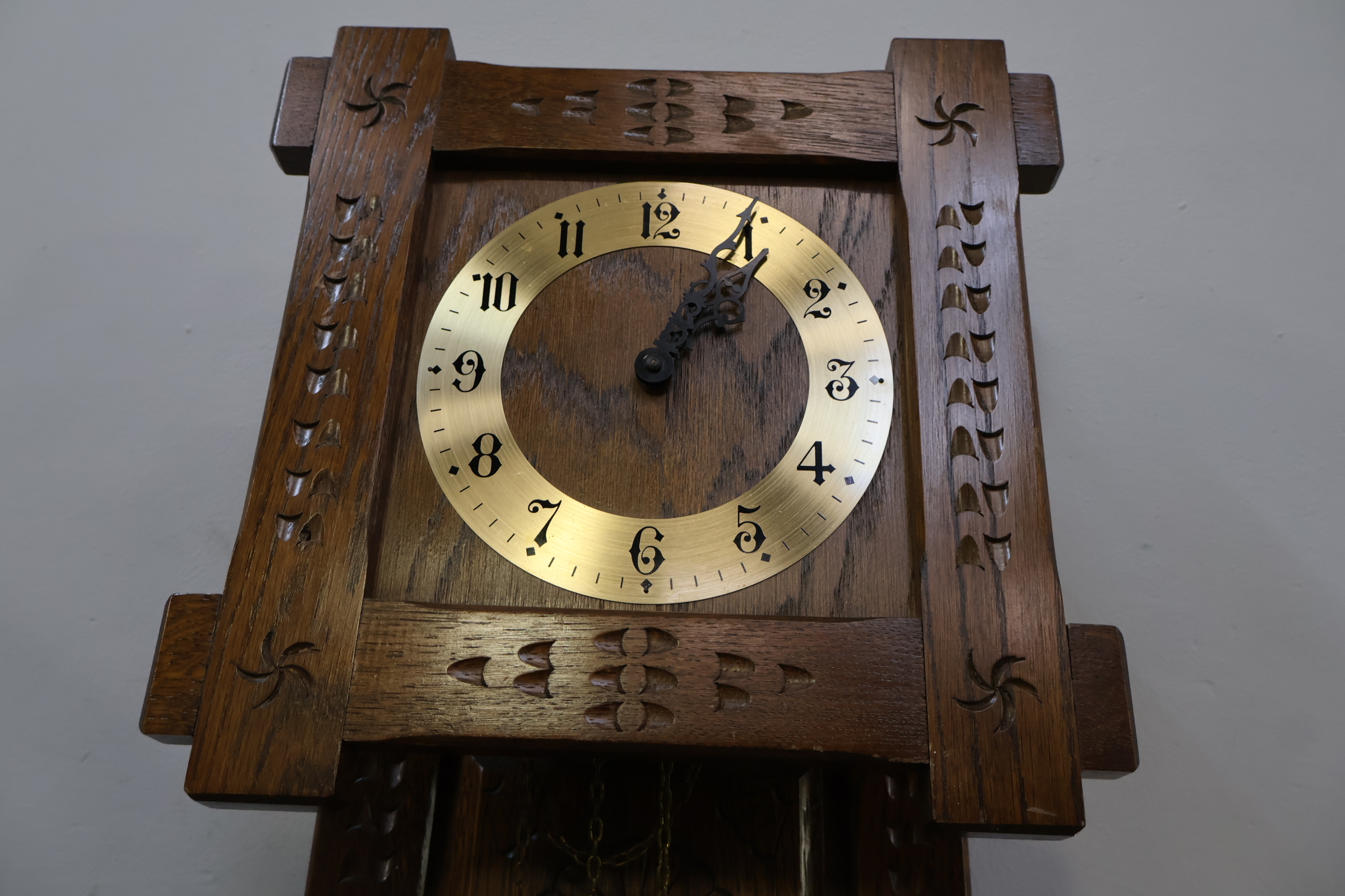 Houten klassieke wandklok met messing wijzerplaat – foto 5 – kavel bij GSD Auctions, Zoeterwoude