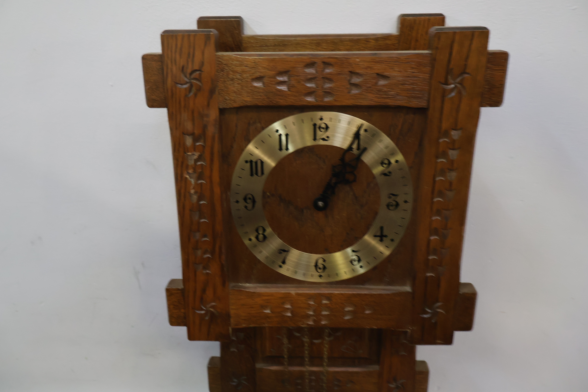 Houten klassieke wandklok met messing wijzerplaat – foto 10 – kavel bij GSD Auctions, Zoeterwoude