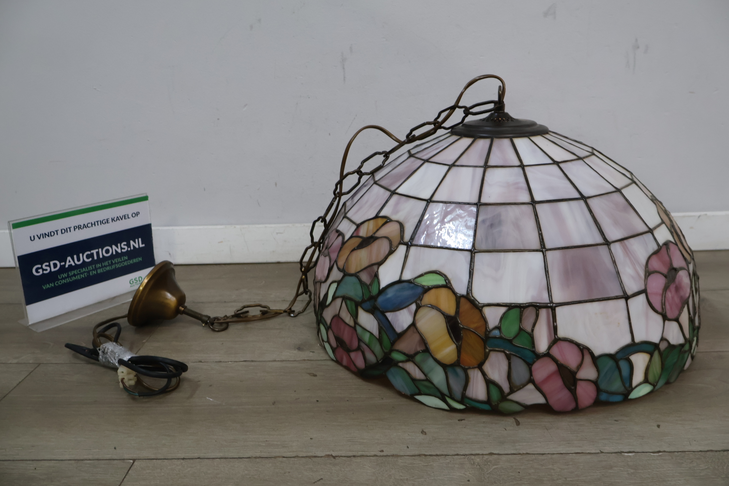 Tiffany stijl hanglamp met bloemmotief – foto 2 – kavel bij GSD Auctions, Zoeterwoude