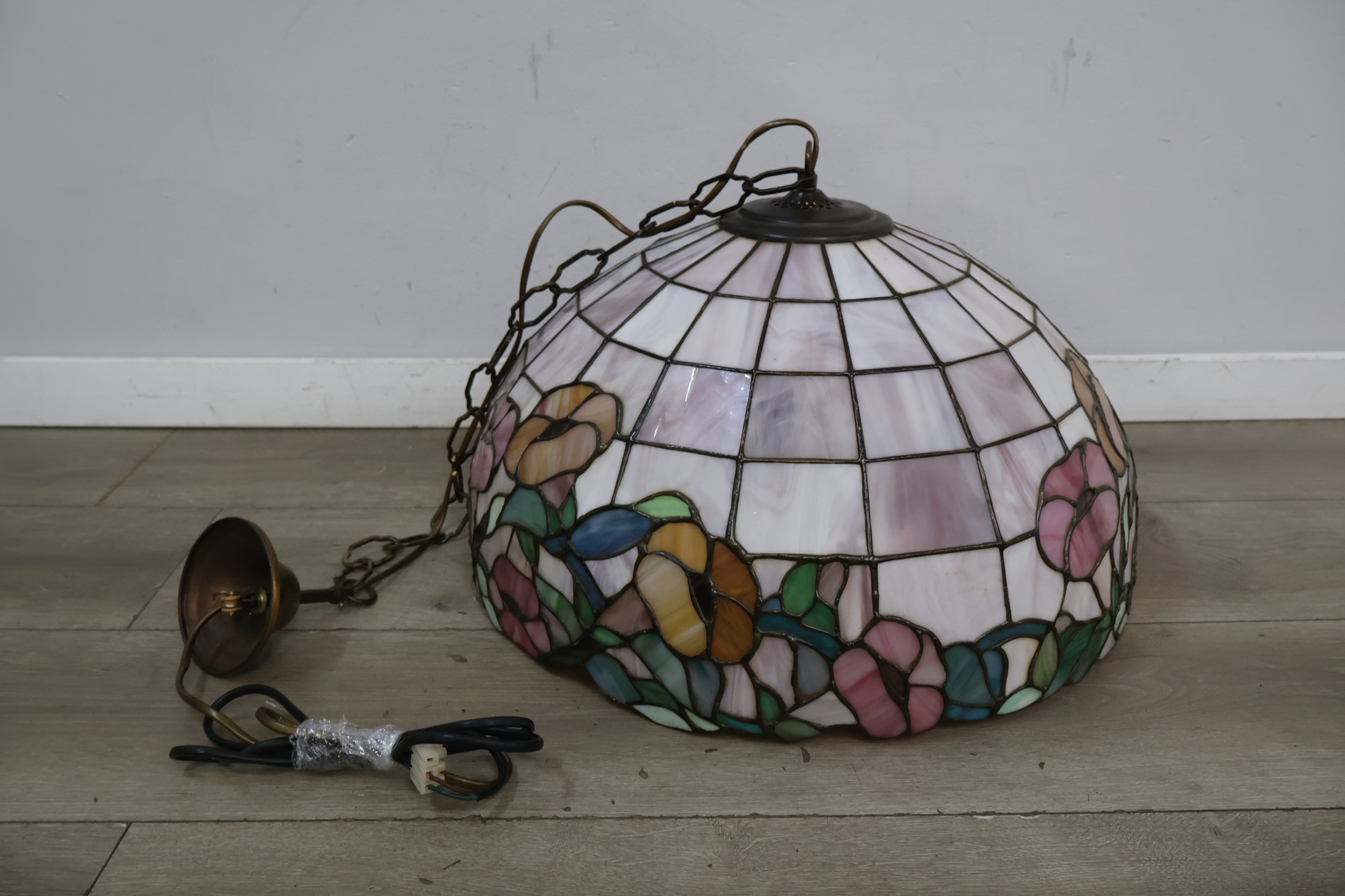 Tiffany stijl hanglamp met bloemmotief – foto 3 – kavel bij GSD Auctions, Zoeterwoude