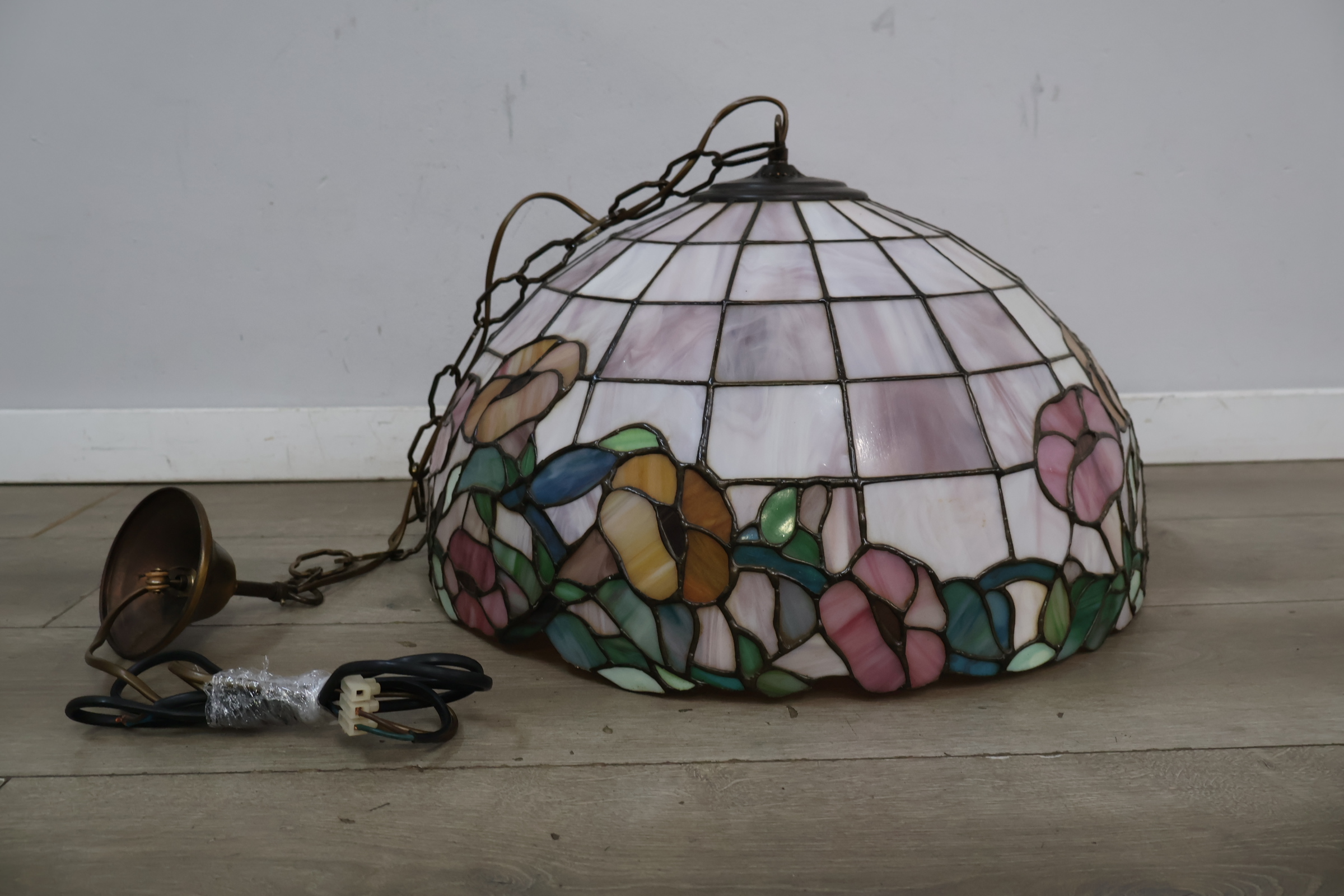 Tiffany stijl hanglamp met bloemmotief – foto 4 – kavel bij GSD Auctions, Zoeterwoude
