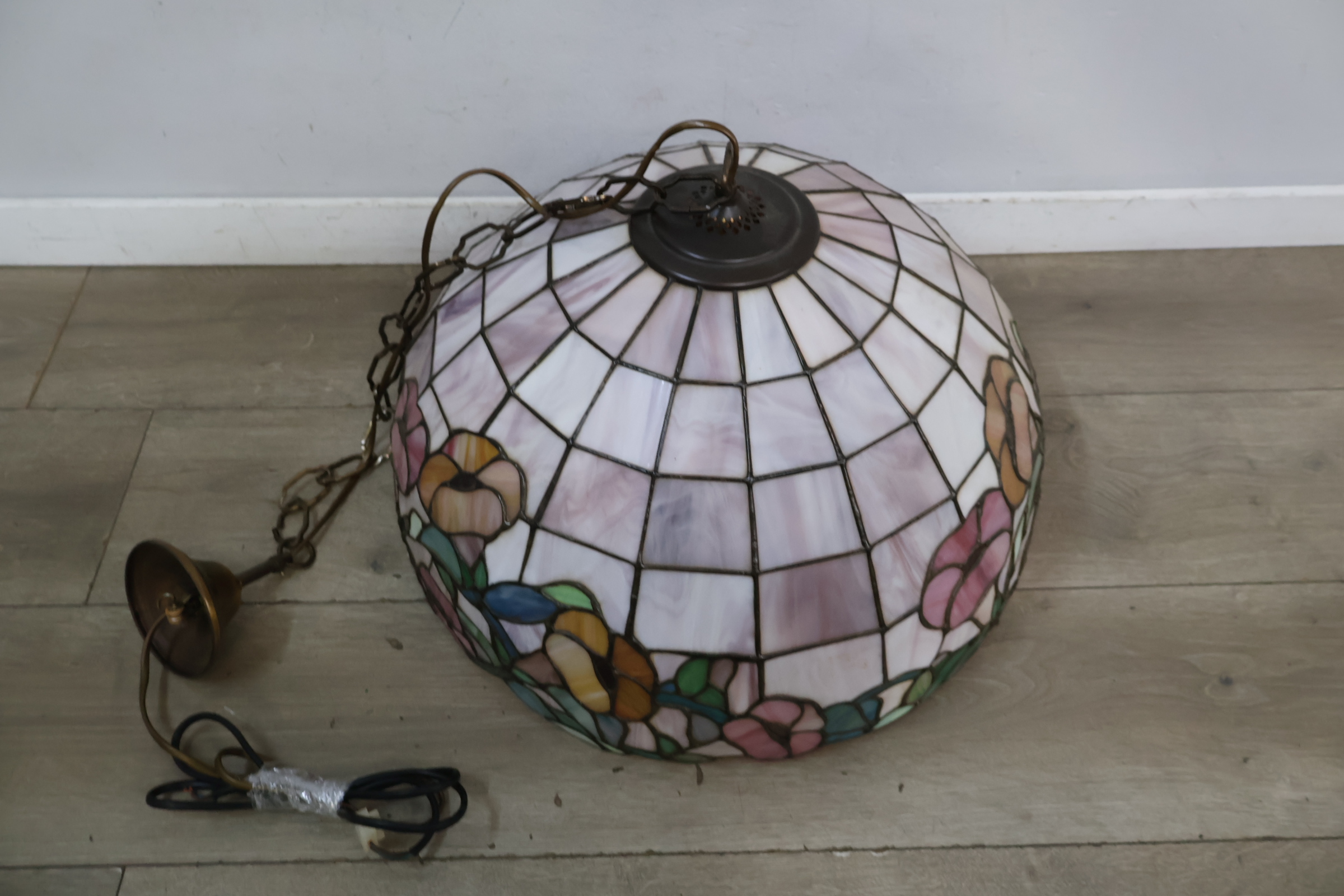Tiffany stijl hanglamp met bloemmotief – foto 5 – kavel bij GSD Auctions, Zoeterwoude