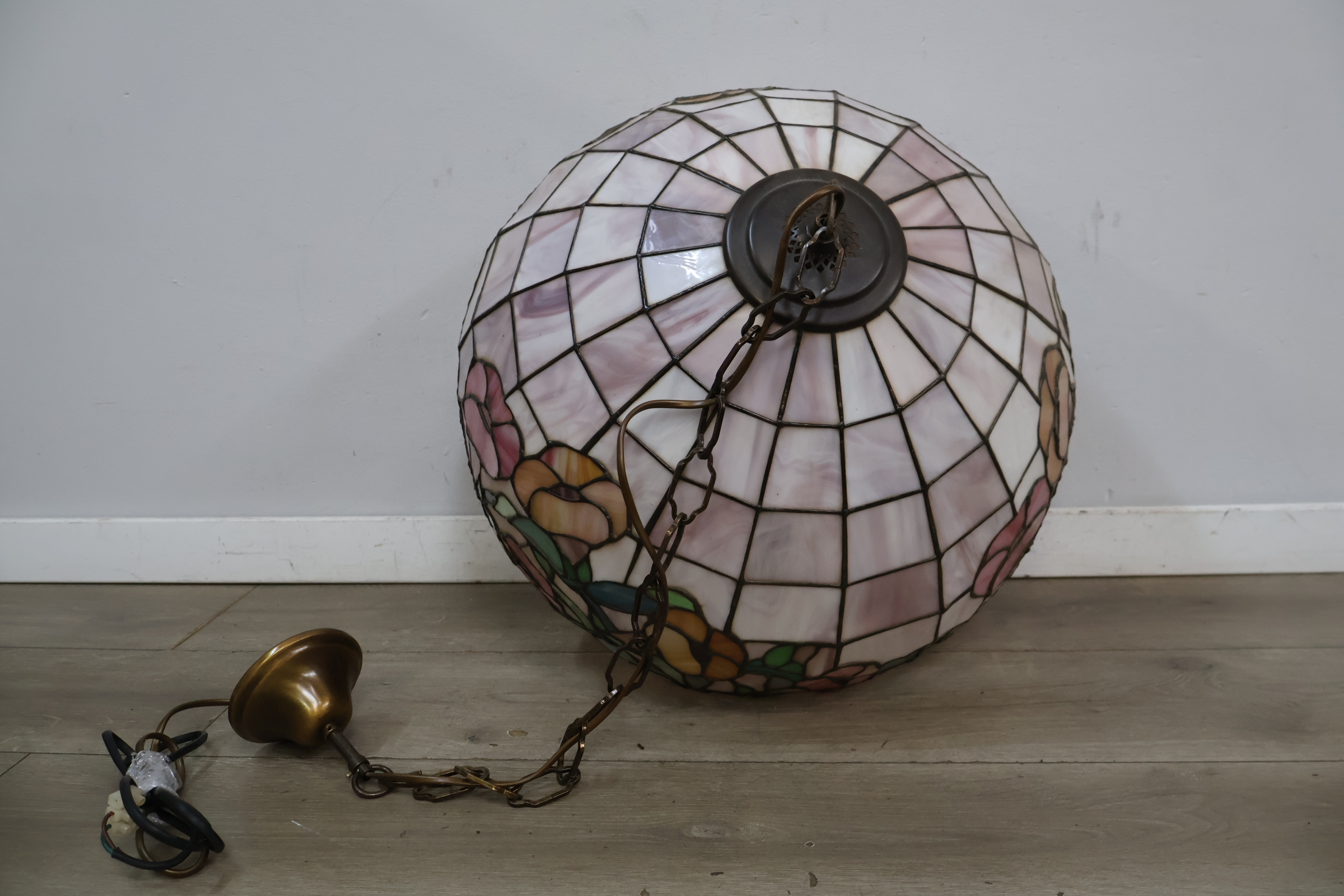 Tiffany stijl hanglamp met bloemmotief – foto 6 – kavel bij GSD Auctions, Zoeterwoude