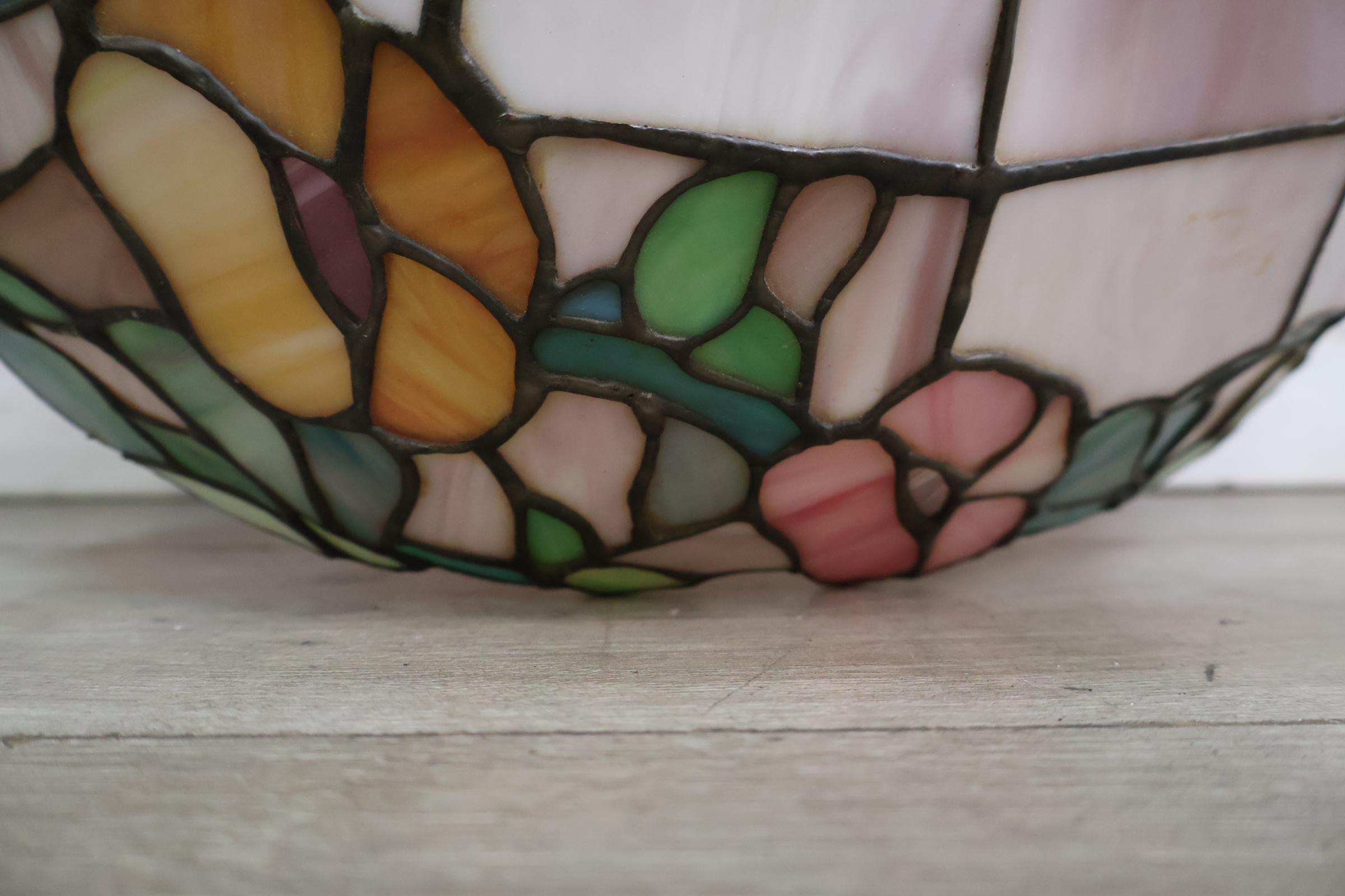 Tiffany stijl hanglamp met bloemmotief – foto 8 – kavel bij GSD Auctions, Zoeterwoude