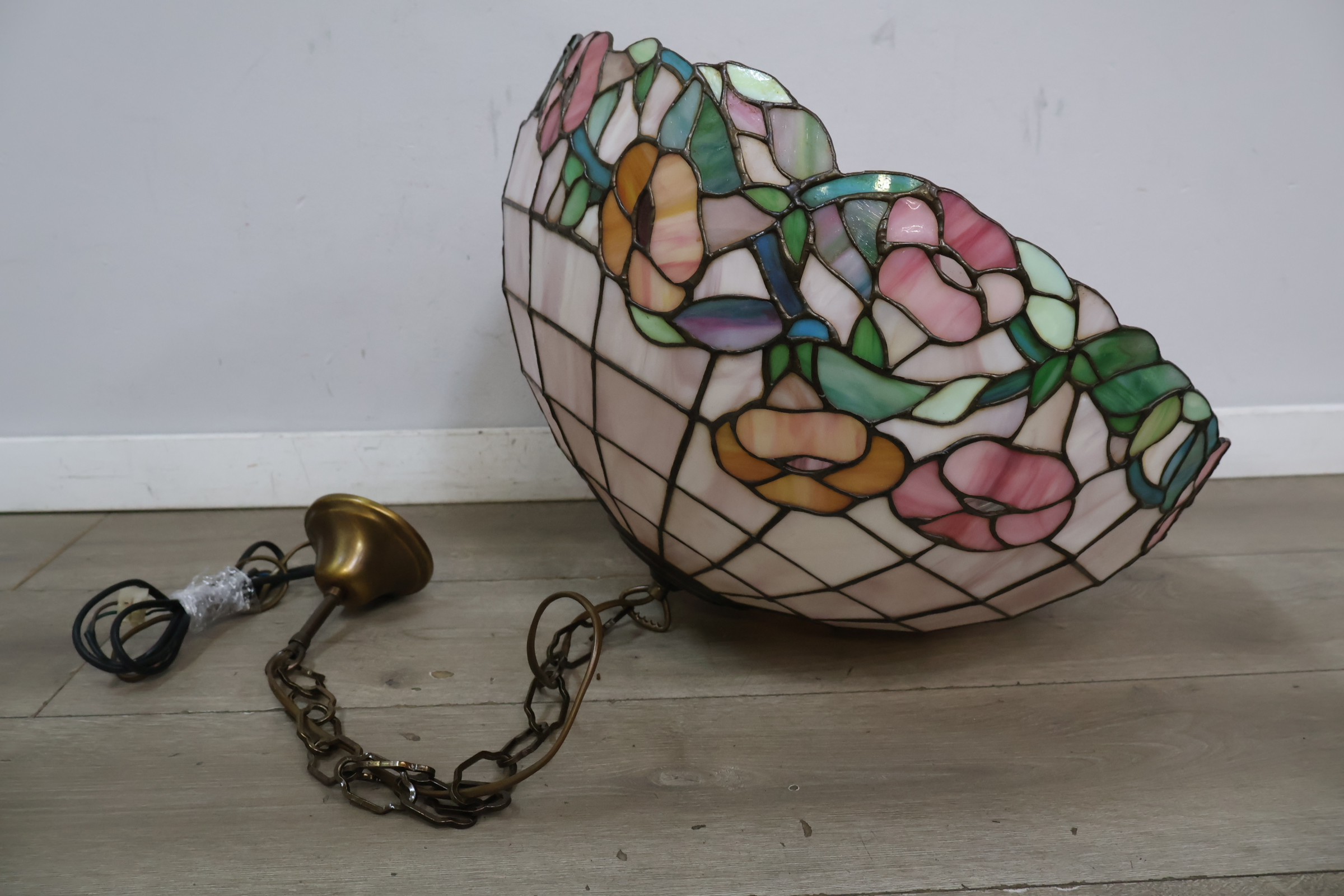 Tiffany stijl hanglamp met bloemmotief – foto 10 – kavel bij GSD Auctions, Zoeterwoude