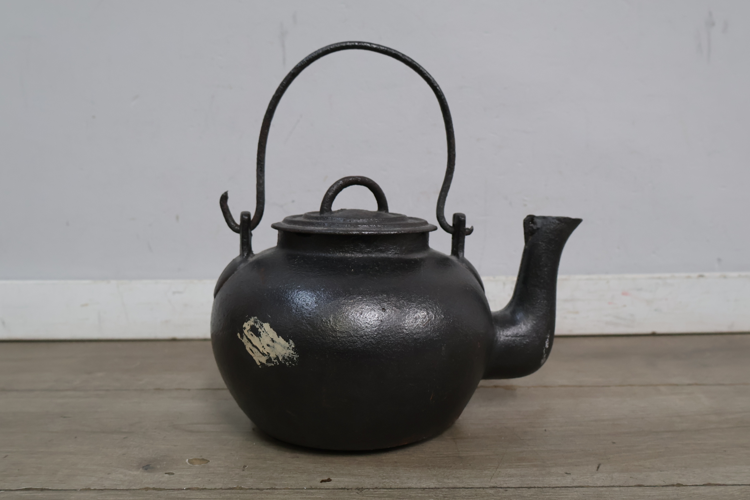 Brocante Gietijzeren theepot – foto 3 – kavel bij GSD Auctions, Zoeterwoude