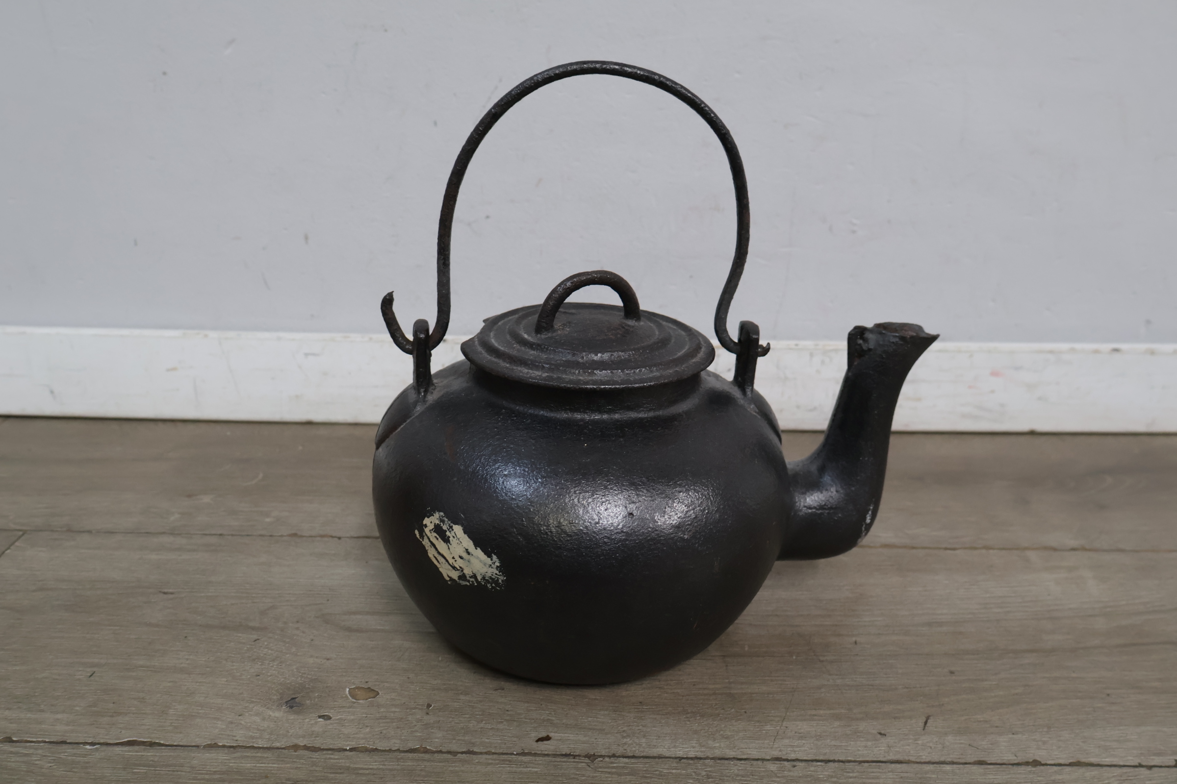 Brocante Gietijzeren theepot – foto 4 – kavel bij GSD Auctions, Zoeterwoude
