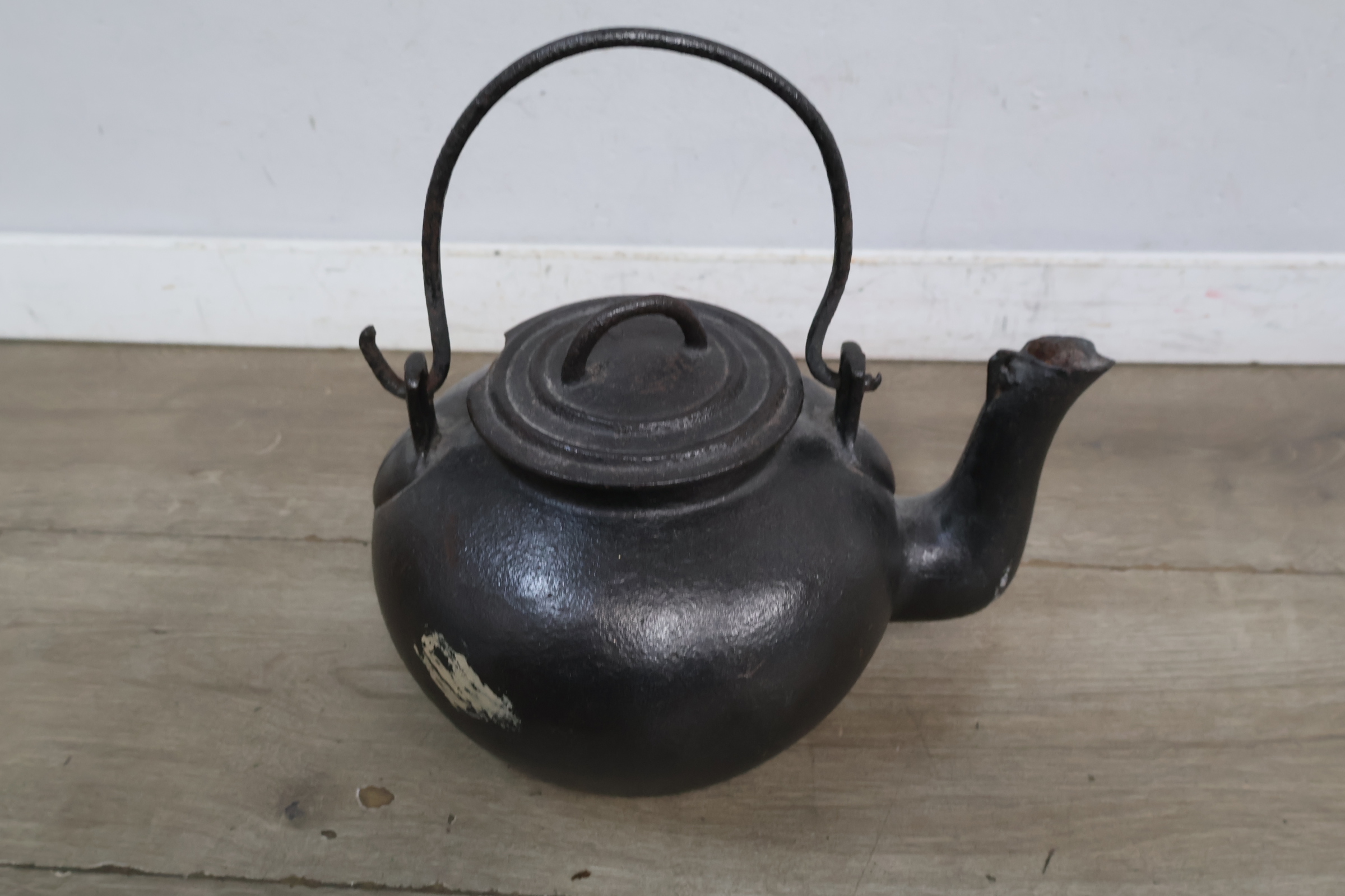 Brocante Gietijzeren theepot – foto 5 – kavel bij GSD Auctions, Zoeterwoude