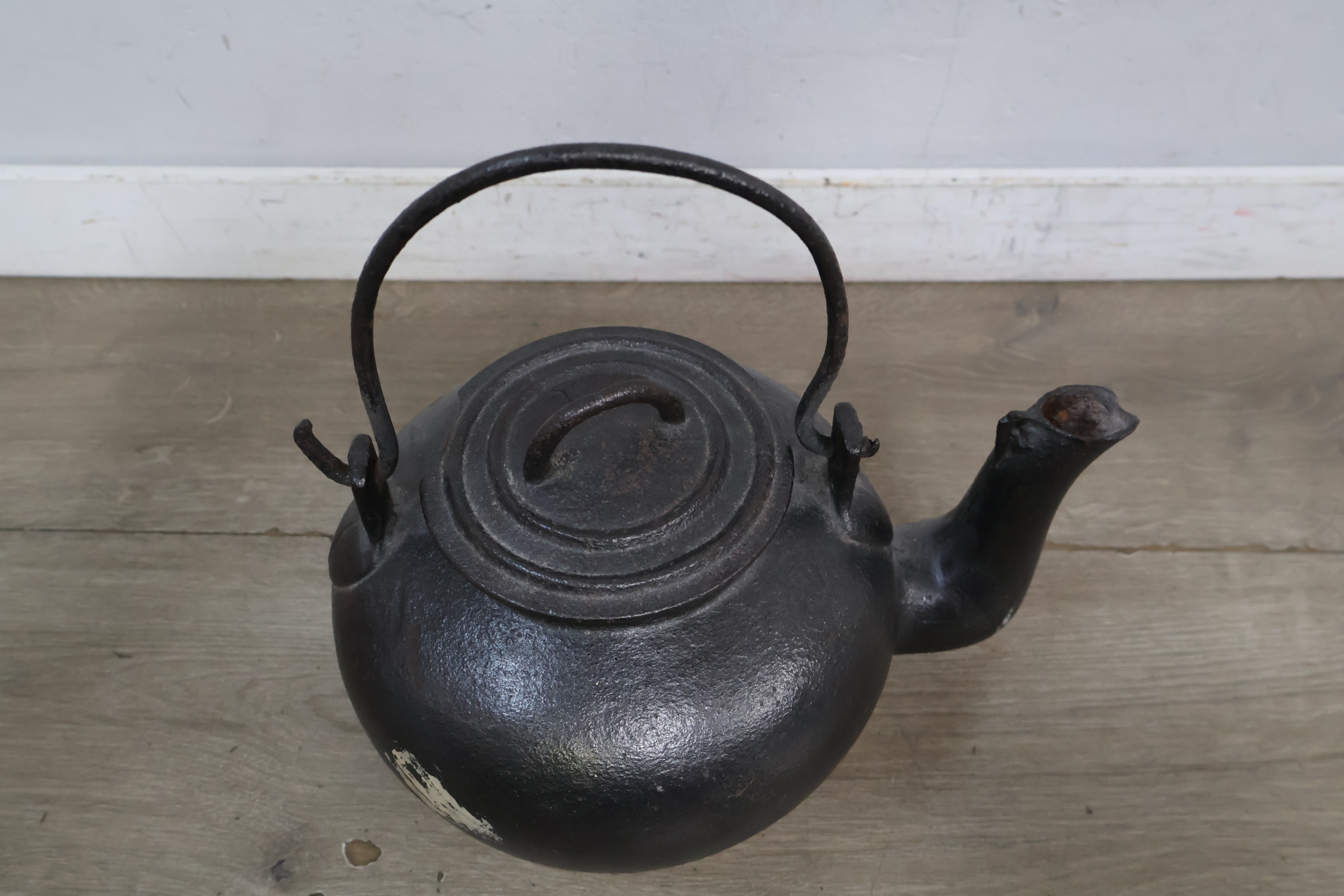 Brocante Gietijzeren theepot – foto 6 – kavel bij GSD Auctions, Zoeterwoude