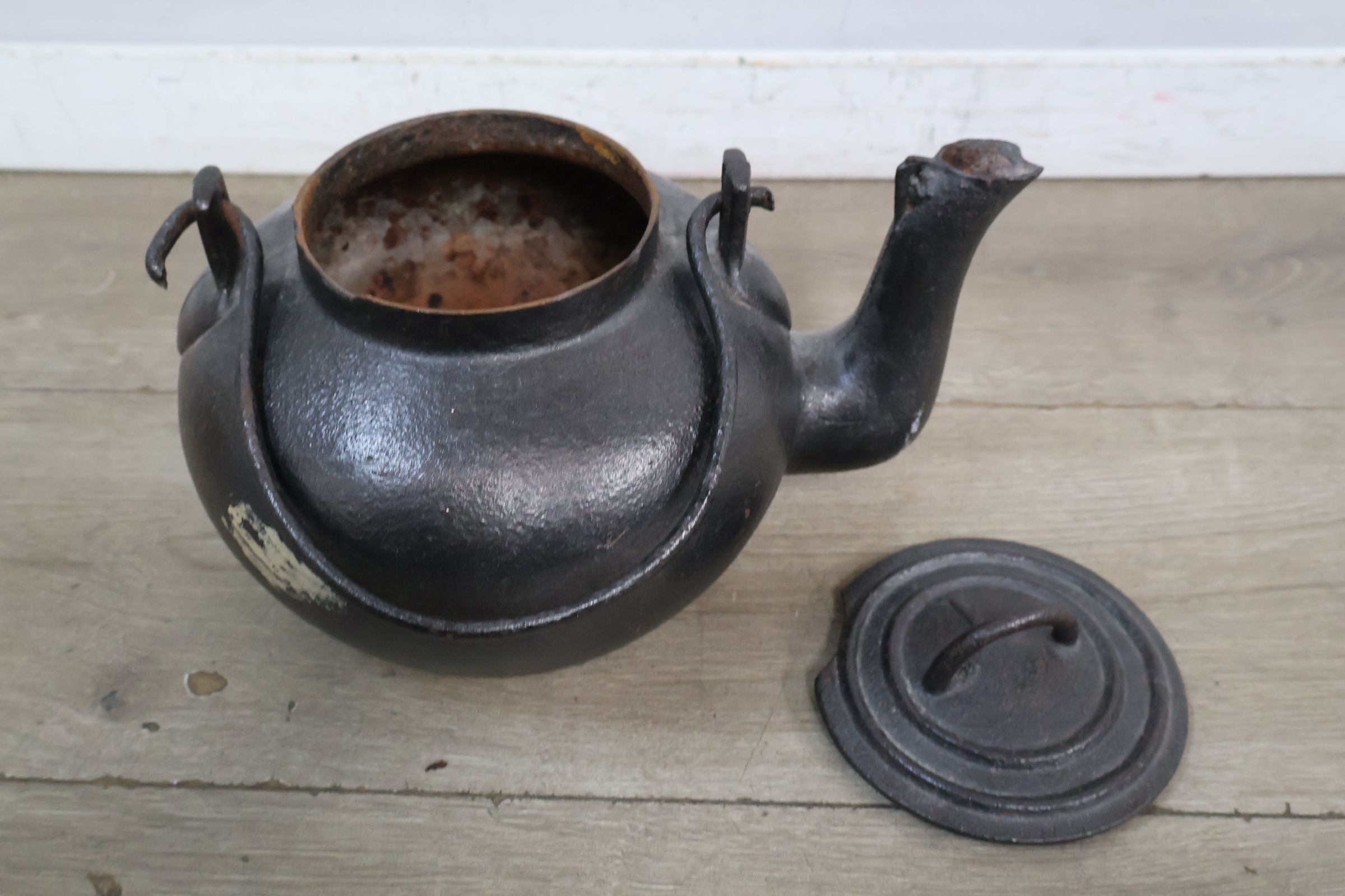 Brocante Gietijzeren theepot – foto 7 – kavel bij GSD Auctions, Zoeterwoude