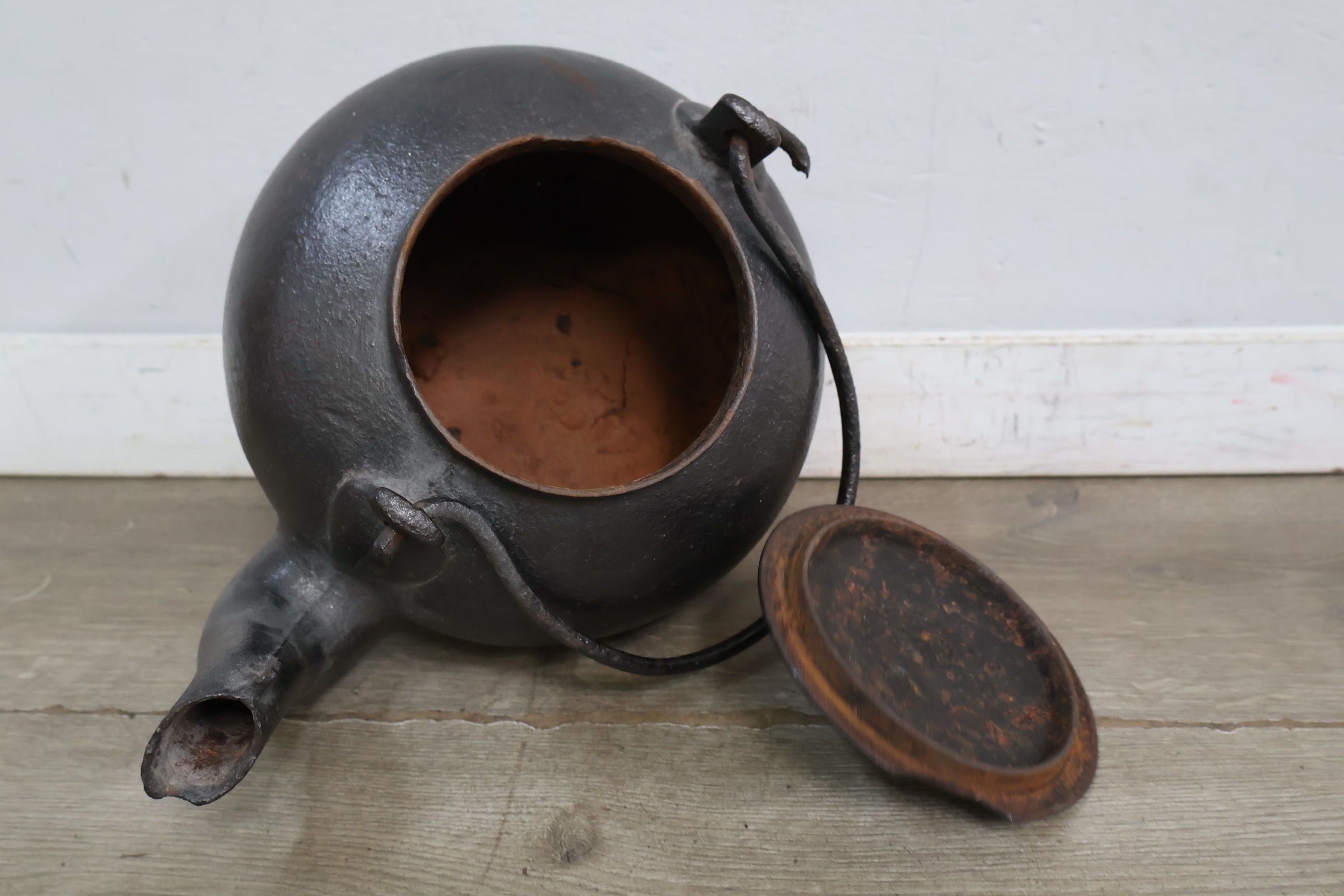 Brocante Gietijzeren theepot – foto 8 – kavel bij GSD Auctions, Zoeterwoude