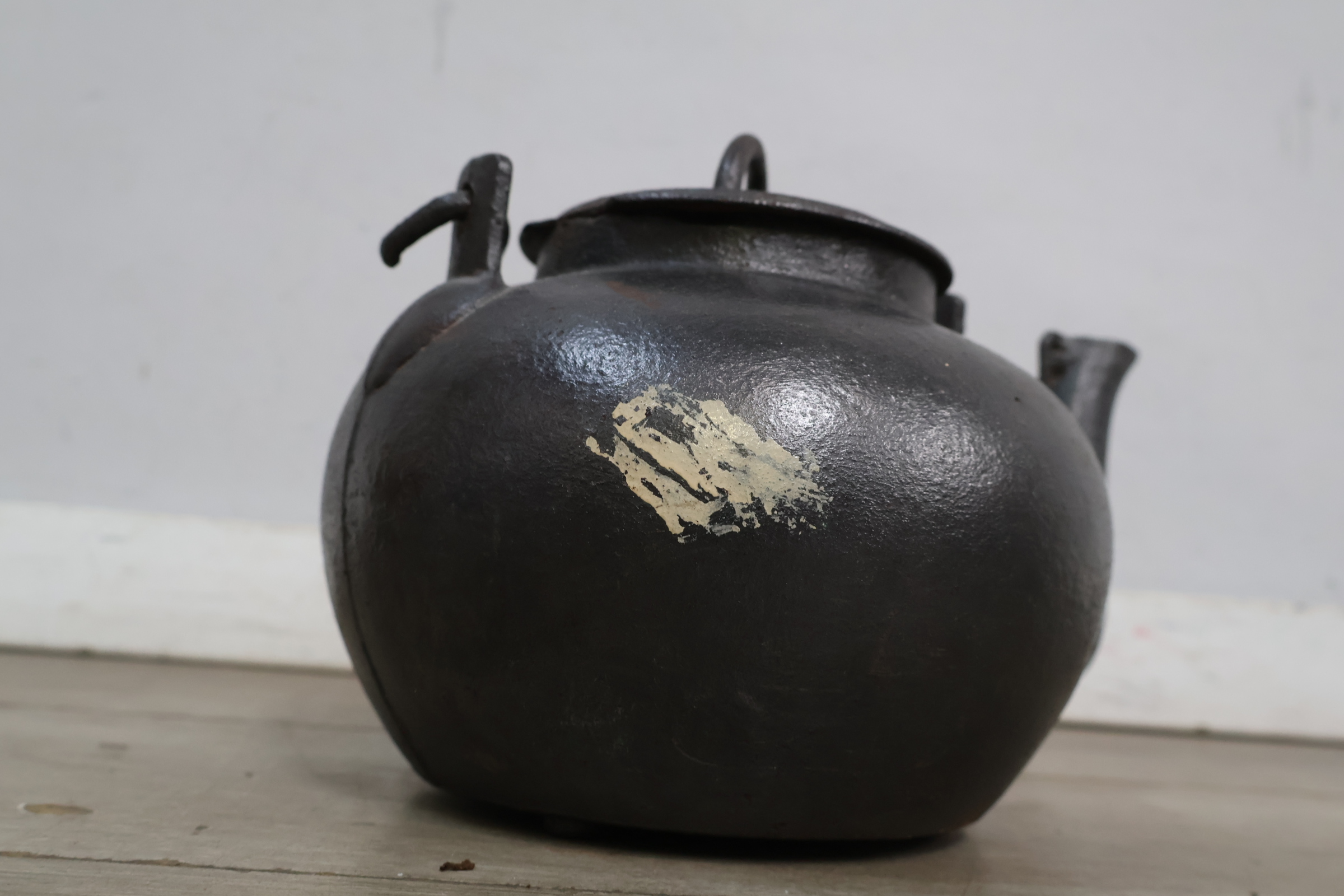 Brocante Gietijzeren theepot – foto 9 – kavel bij GSD Auctions, Zoeterwoude