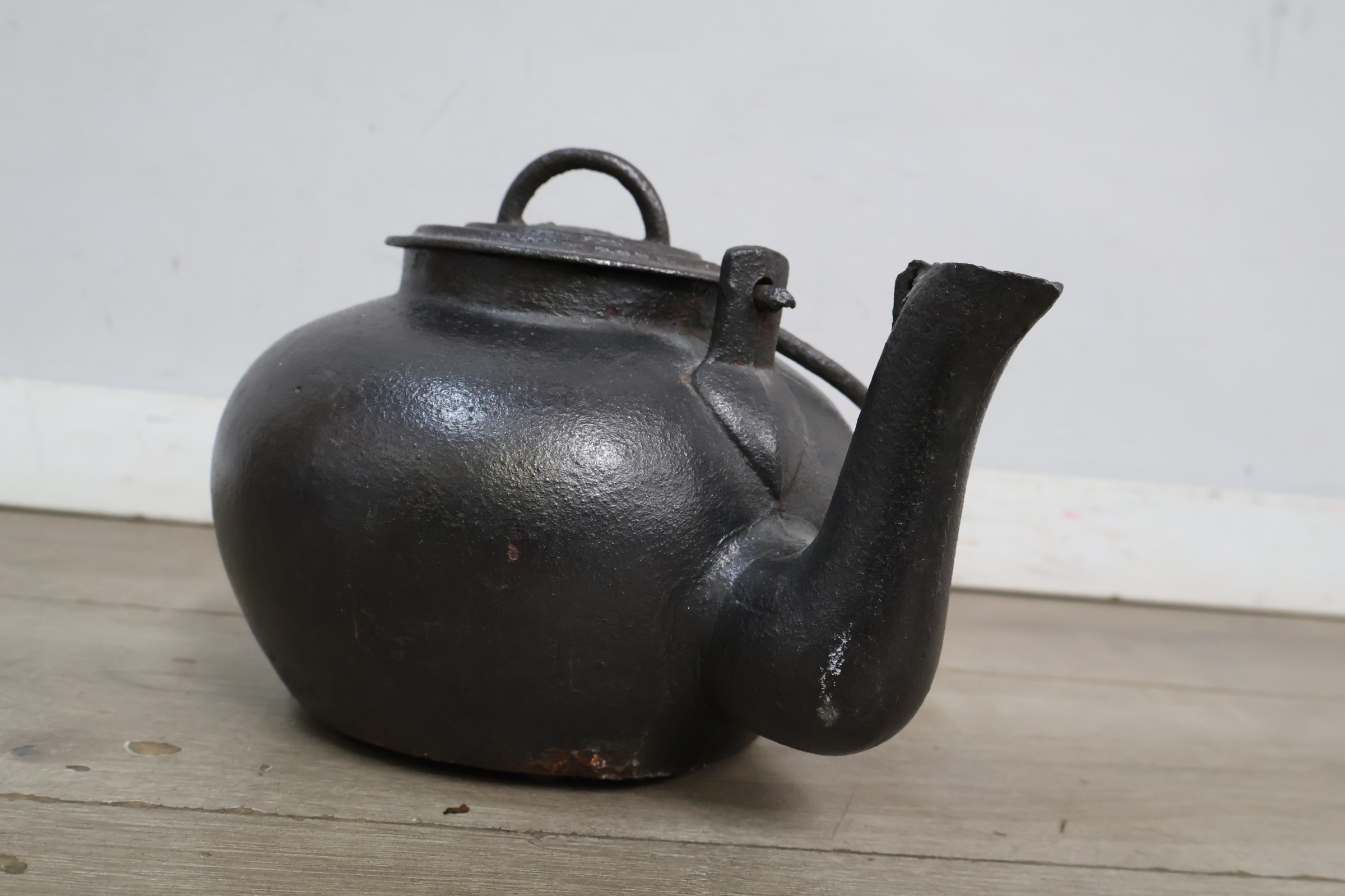 Brocante Gietijzeren theepot – foto 10 – kavel bij GSD Auctions, Zoeterwoude