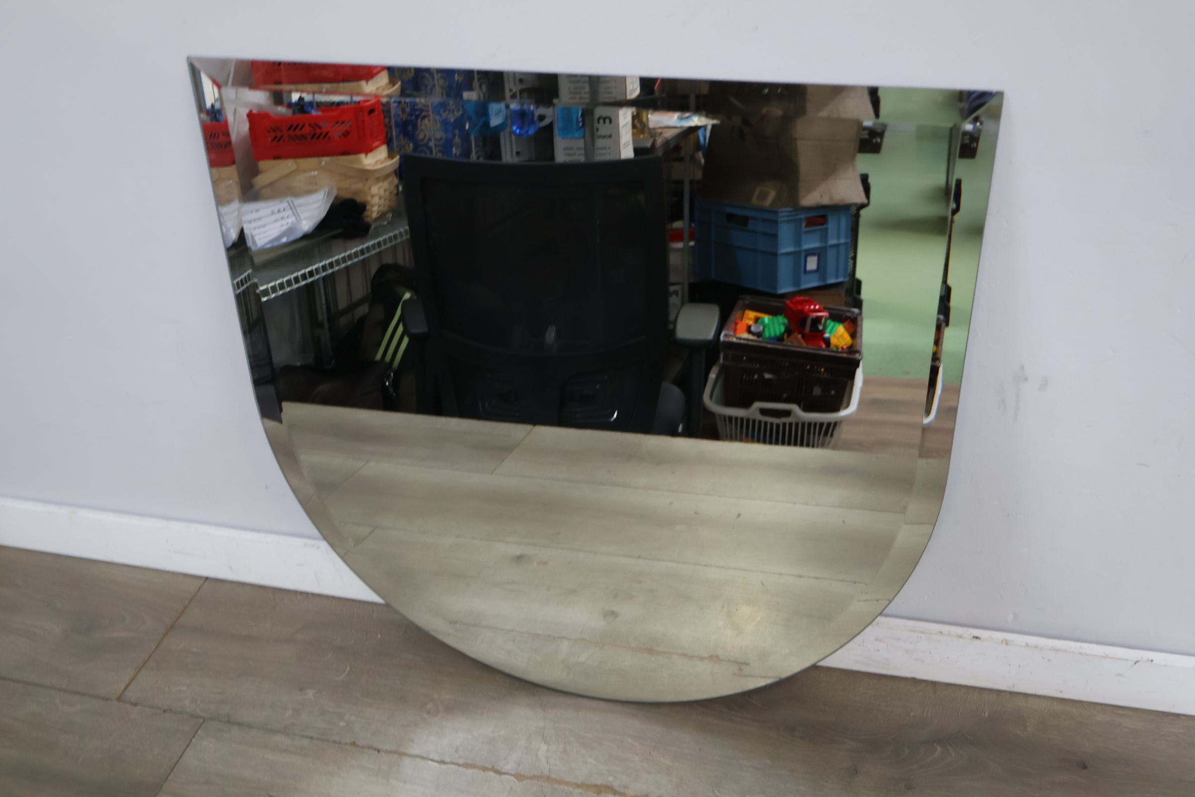 Wandspiegel met afgeronde bovenkant – foto 9 – kavel bij GSD Auctions, Zoeterwoude