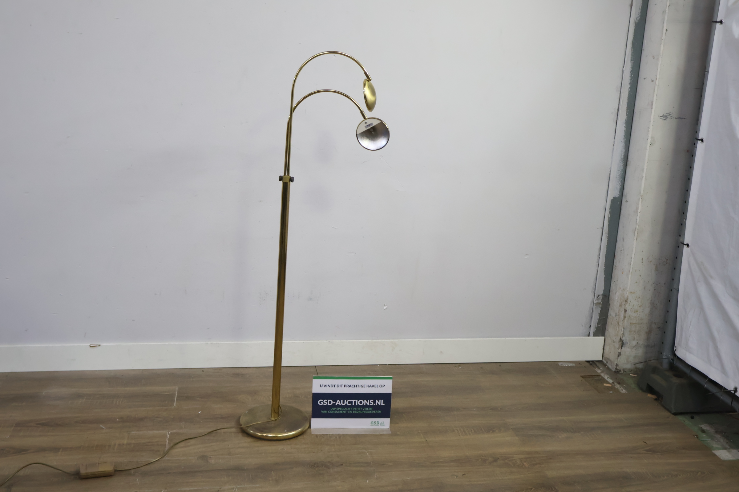 Dubbele boog vloerlamp met metalen kapjes' – foto 2 – kavel bij GSD Auctions, Zoeterwoude