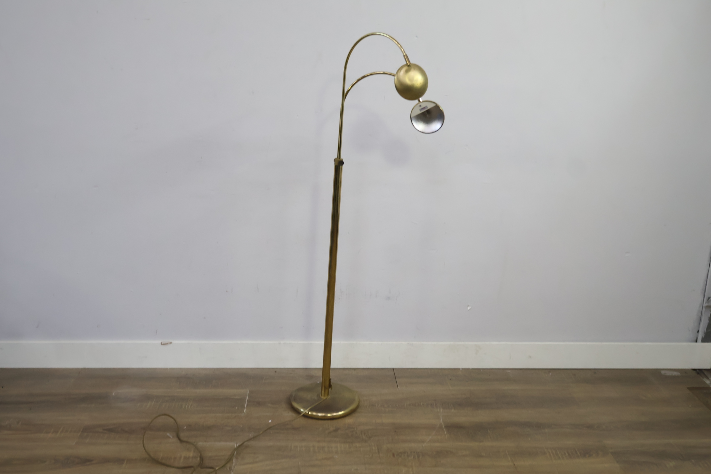 Dubbele boog vloerlamp met metalen kapjes' – foto 3 – kavel bij GSD Auctions, Zoeterwoude