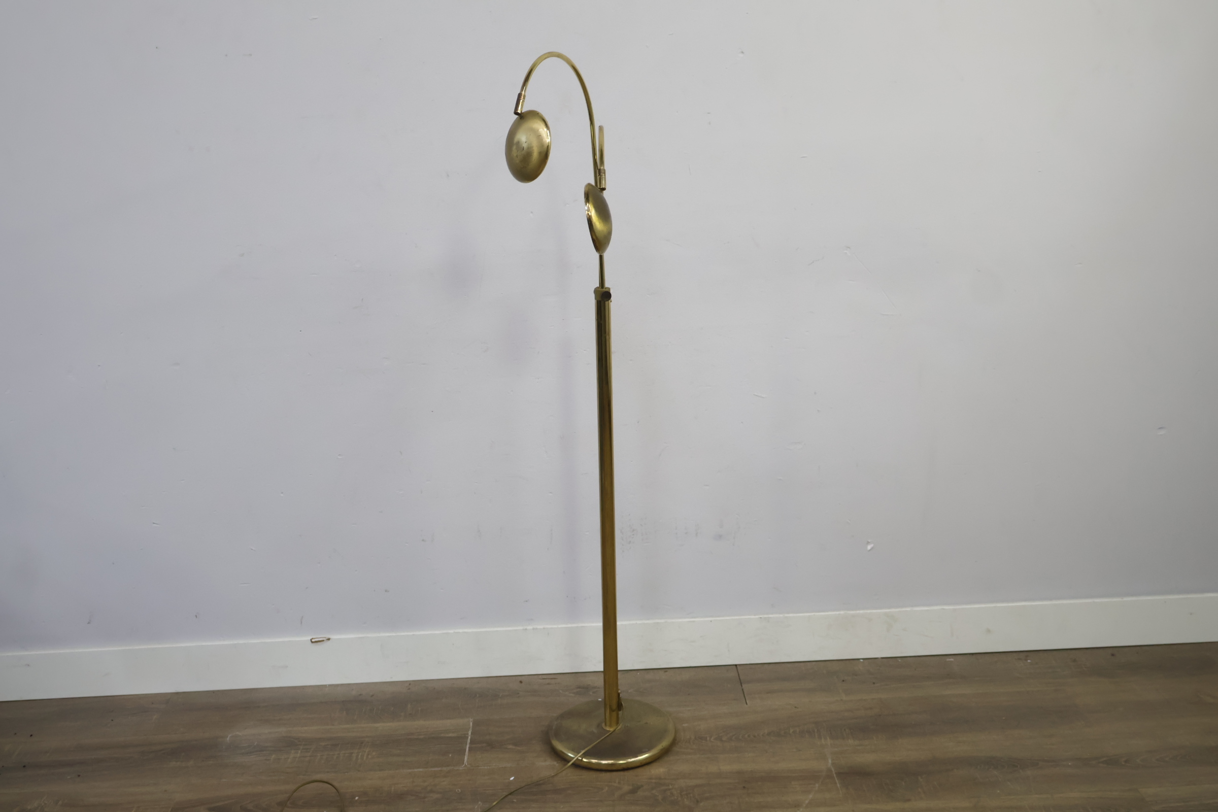 Dubbele boog vloerlamp met metalen kapjes' – foto 4 – kavel bij GSD Auctions, Zoeterwoude