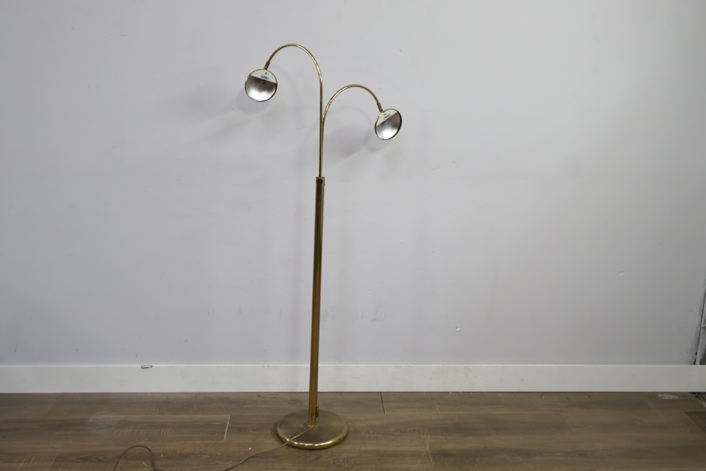 Dubbele boog vloerlamp met metalen kapjes' – foto 5 – kavel bij GSD Auctions, Zoeterwoude