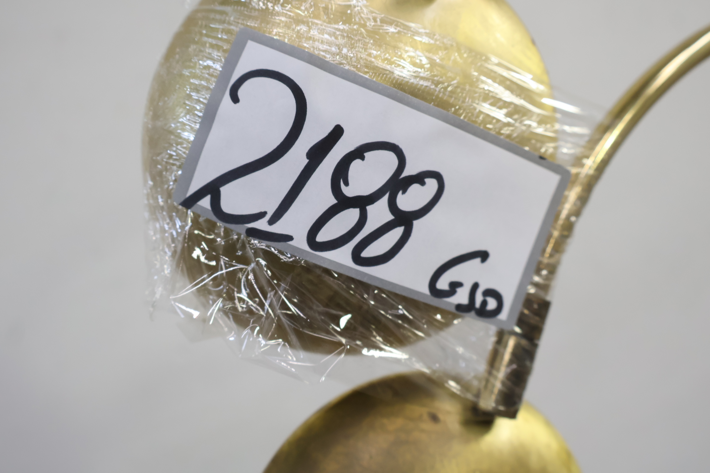 Dubbele boog vloerlamp met metalen kapjes' – foto 9 – kavel bij GSD Auctions, Zoeterwoude