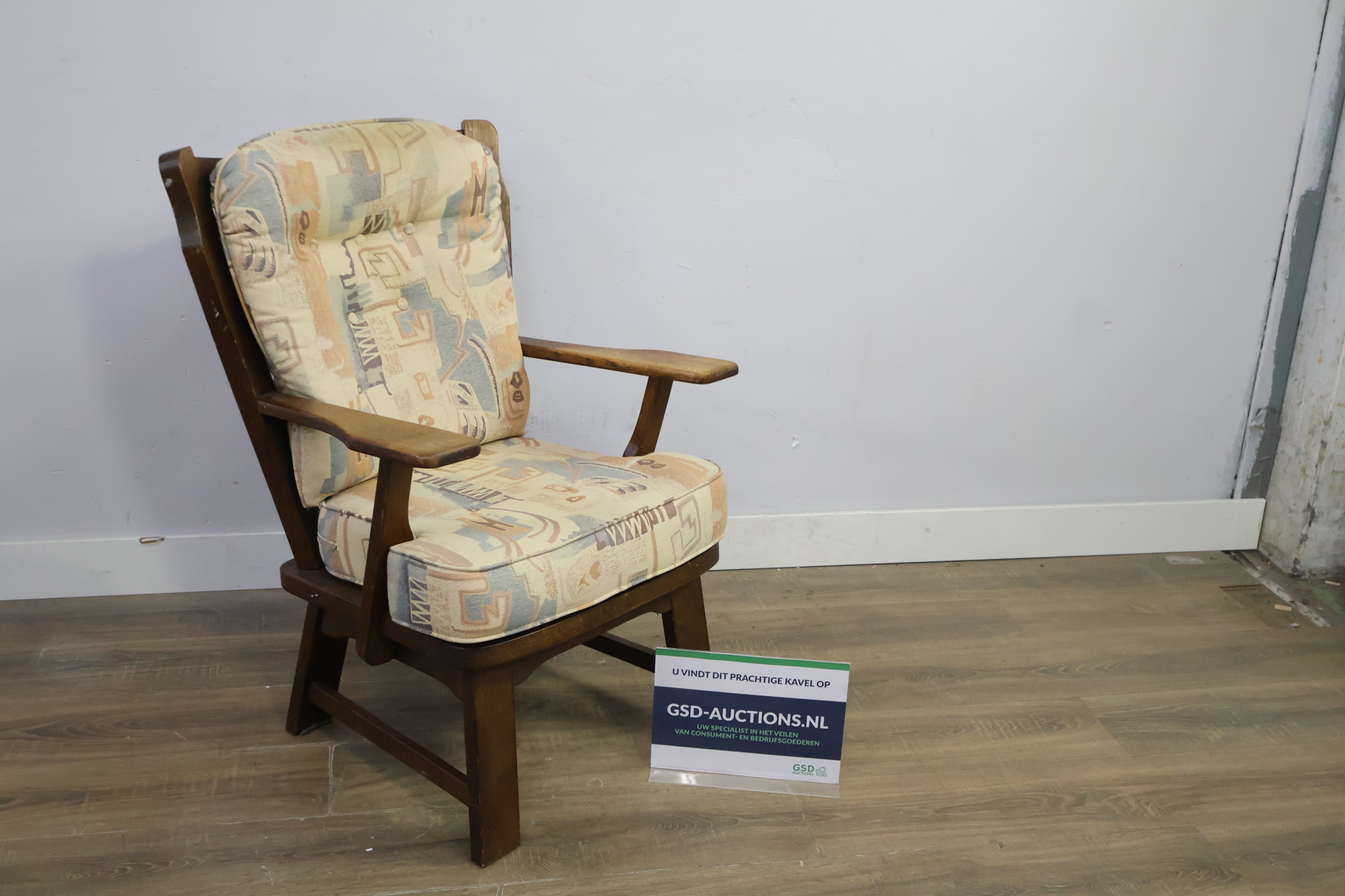 Houten fauteuil met stoffen kussen' – foto 2 – kavel bij GSD Auctions, Zoeterwoude