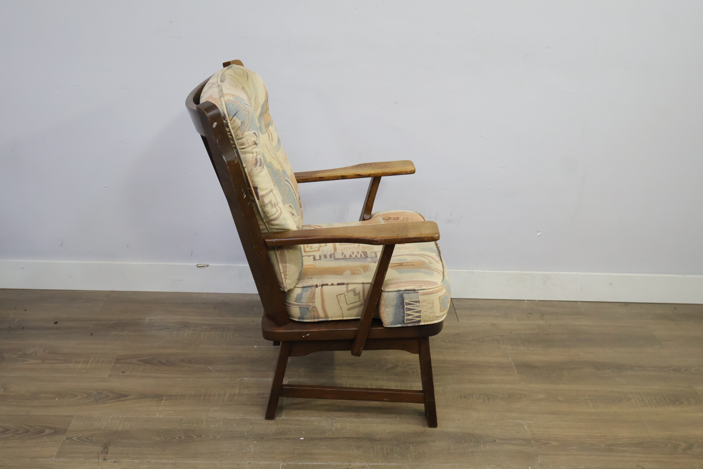 Houten fauteuil met stoffen kussen' – foto 3 – kavel bij GSD Auctions, Zoeterwoude