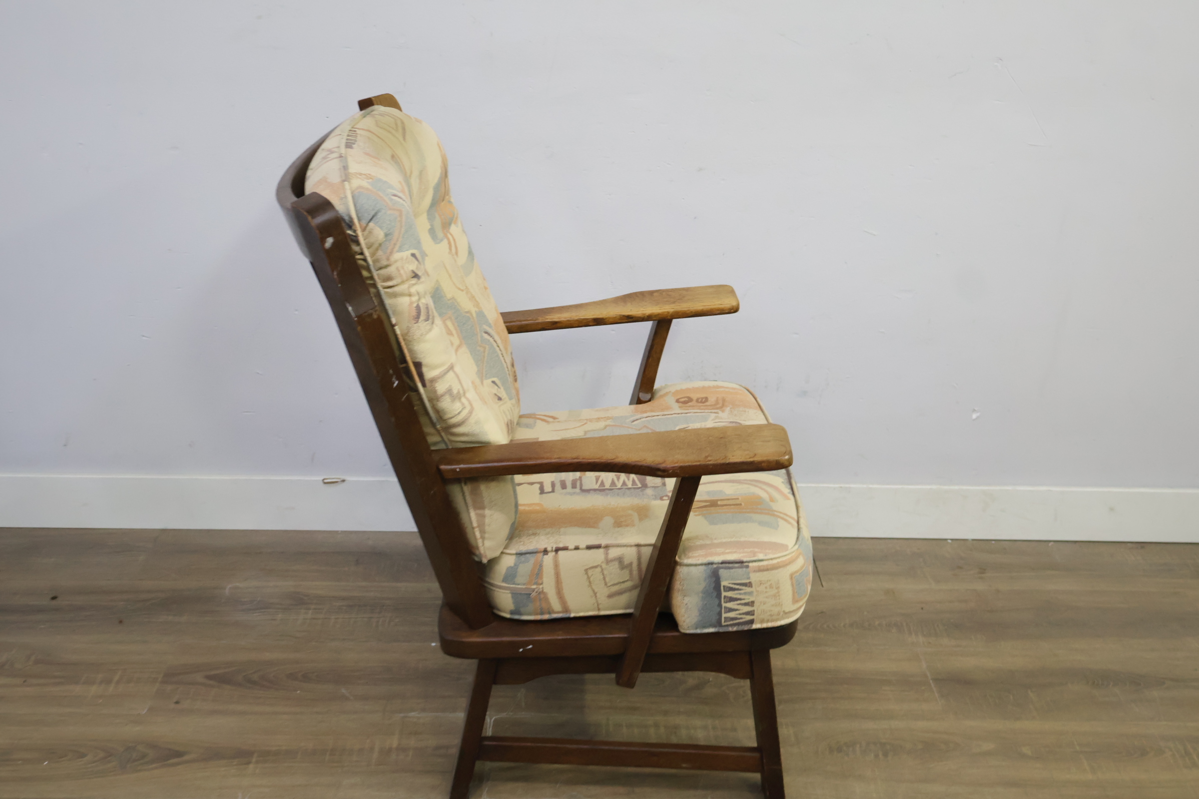 Houten fauteuil met stoffen kussen' – foto 4 – kavel bij GSD Auctions, Zoeterwoude