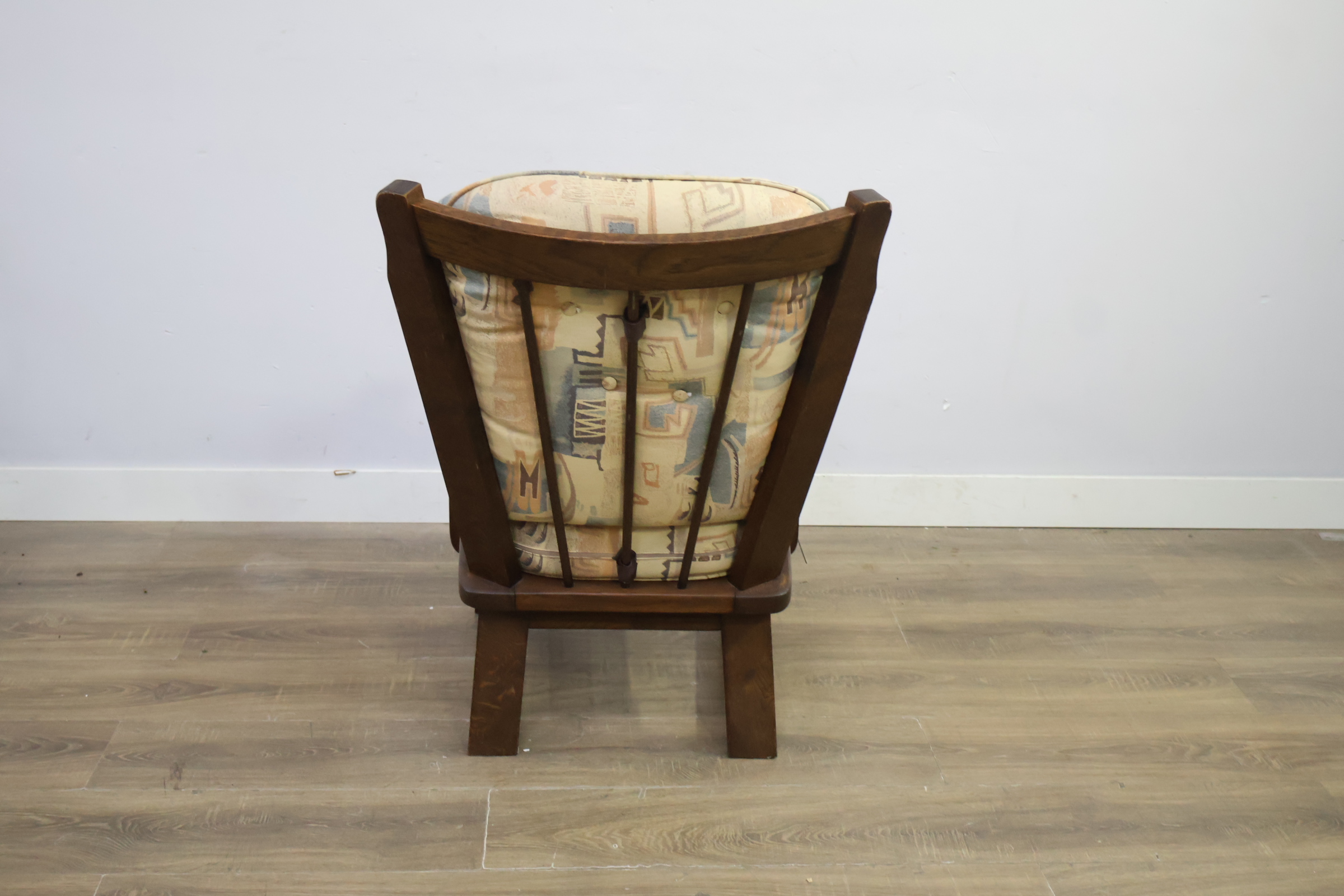 Houten fauteuil met stoffen kussen' – foto 5 – kavel bij GSD Auctions, Zoeterwoude