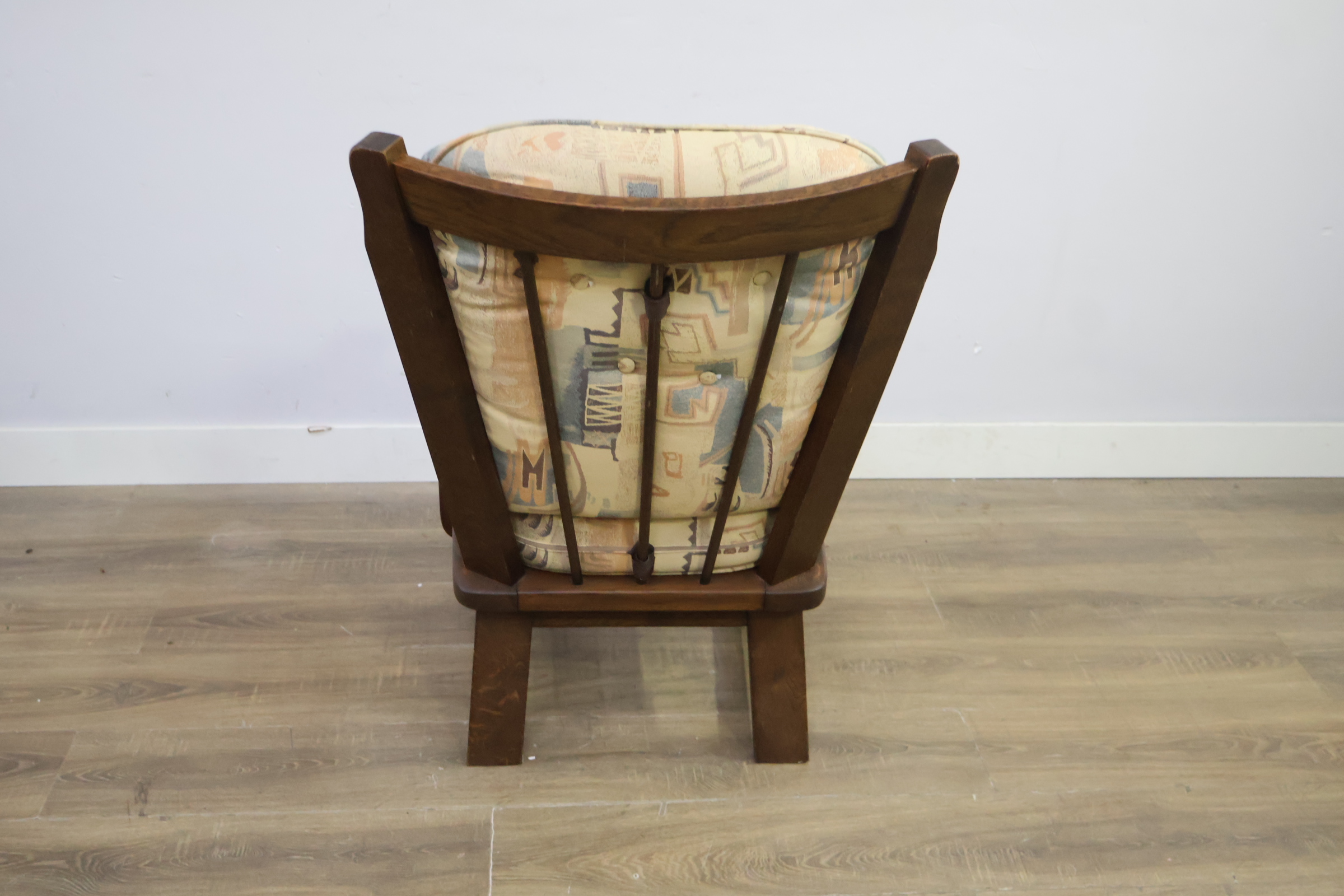 Houten fauteuil met stoffen kussen' – foto 6 – kavel bij GSD Auctions, Zoeterwoude