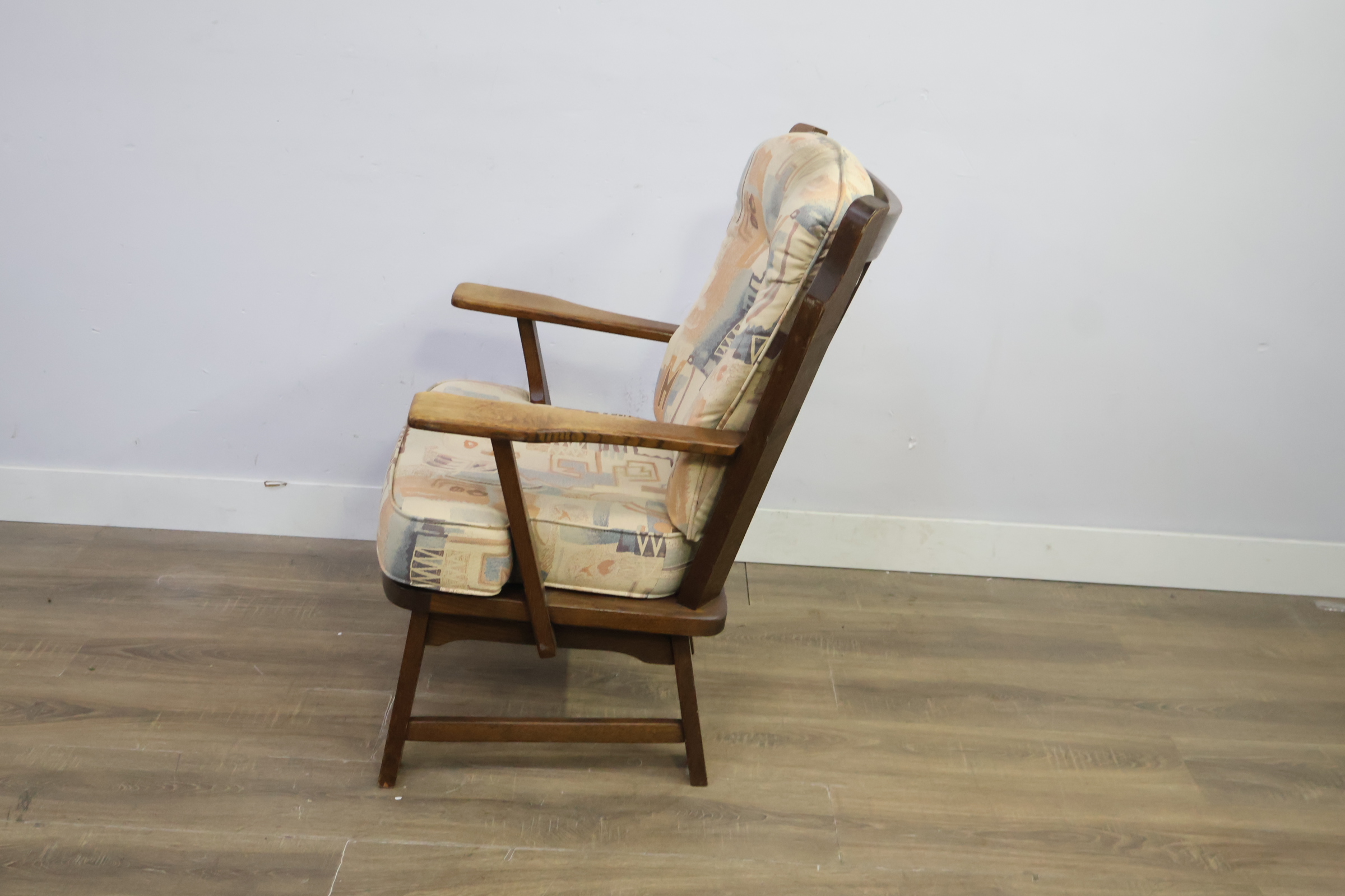 Houten fauteuil met stoffen kussen' – foto 7 – kavel bij GSD Auctions, Zoeterwoude