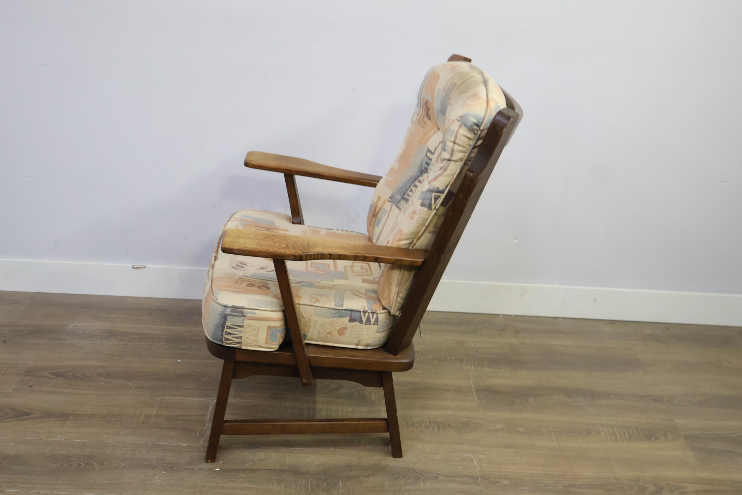 Houten fauteuil met stoffen kussen' – foto 8 – kavel bij GSD Auctions, Zoeterwoude