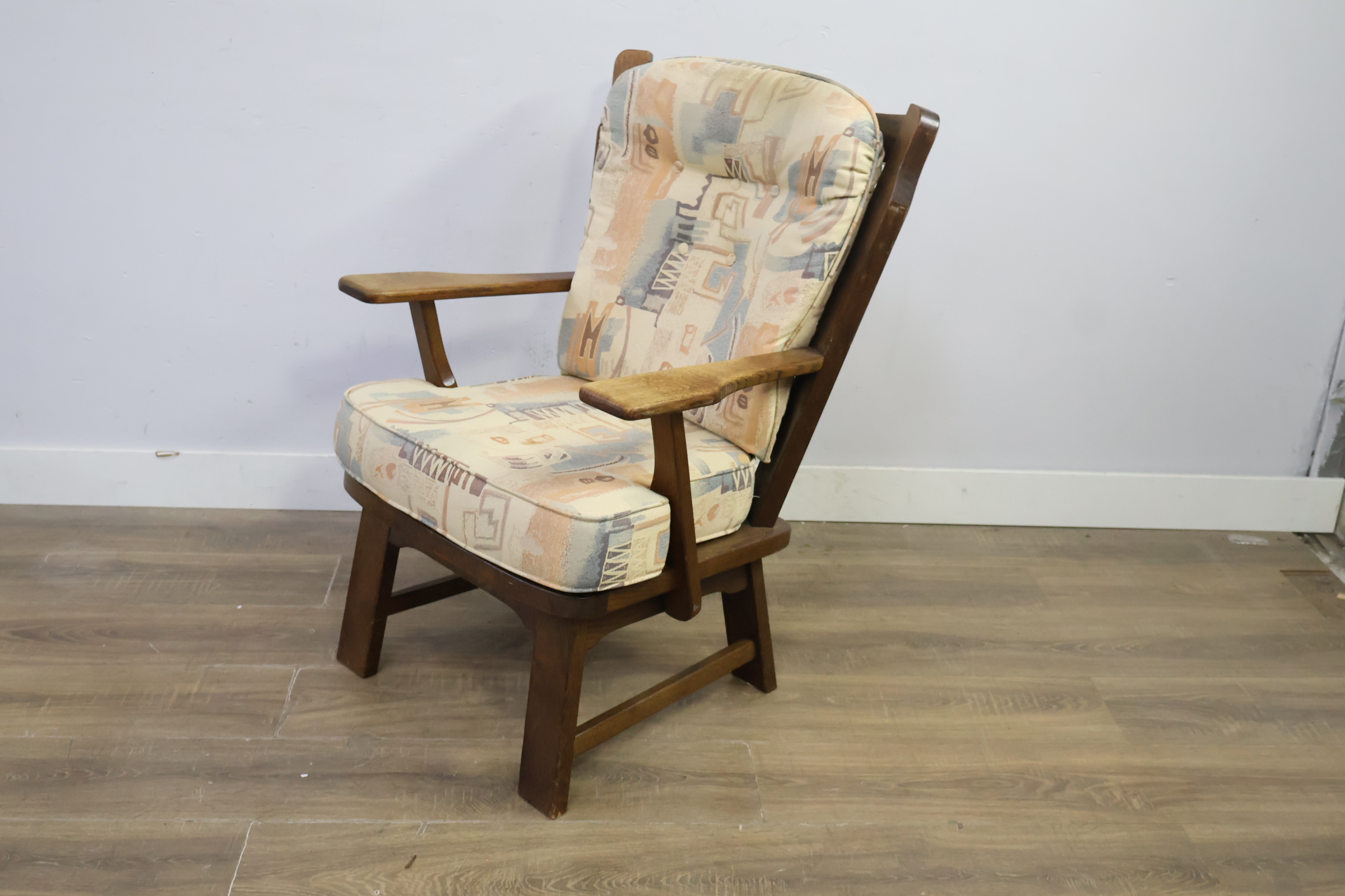 Houten fauteuil met stoffen kussen' – foto 9 – kavel bij GSD Auctions, Zoeterwoude
