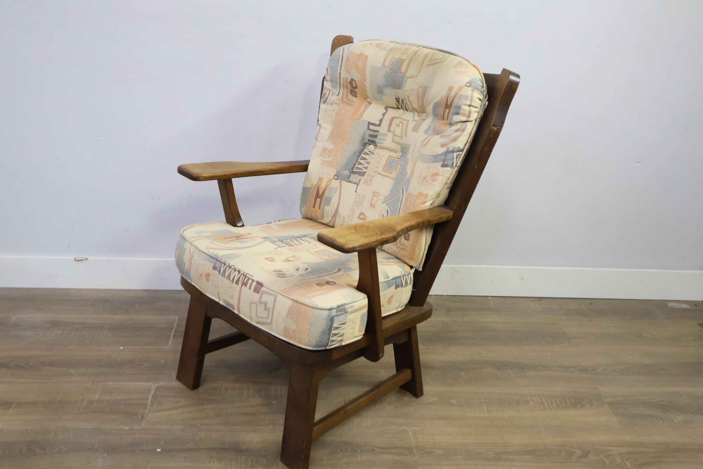 Houten fauteuil met stoffen kussen' – foto 10 – kavel bij GSD Auctions, Zoeterwoude