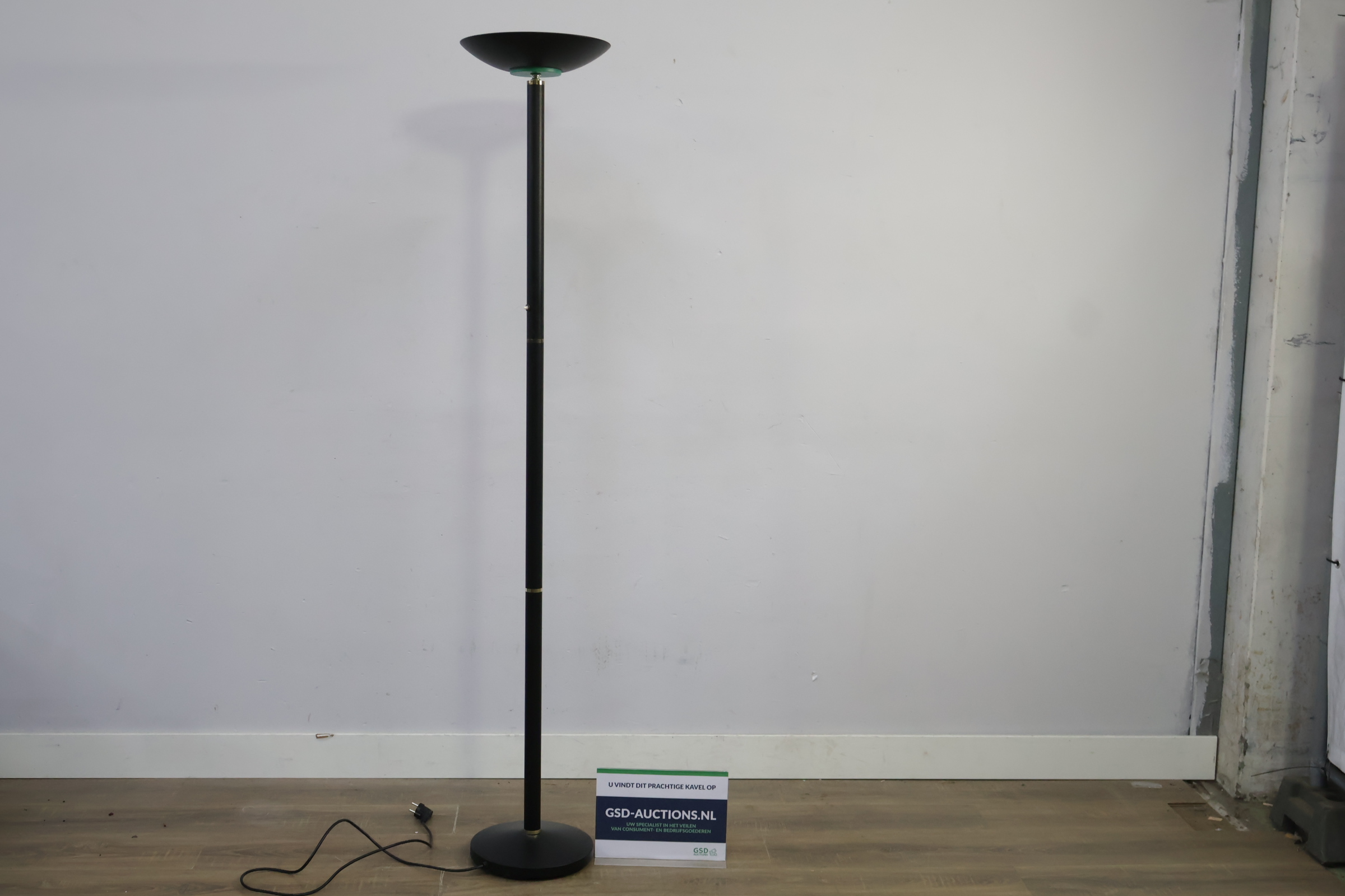 Zwarte staande vloerlamp' – foto 2 – kavel bij GSD Auctions, Zoeterwoude