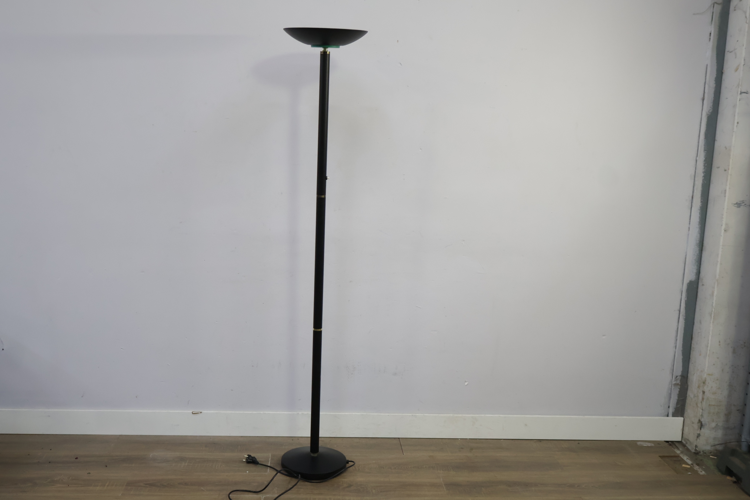 Zwarte staande vloerlamp' – foto 3 – kavel bij GSD Auctions, Zoeterwoude
