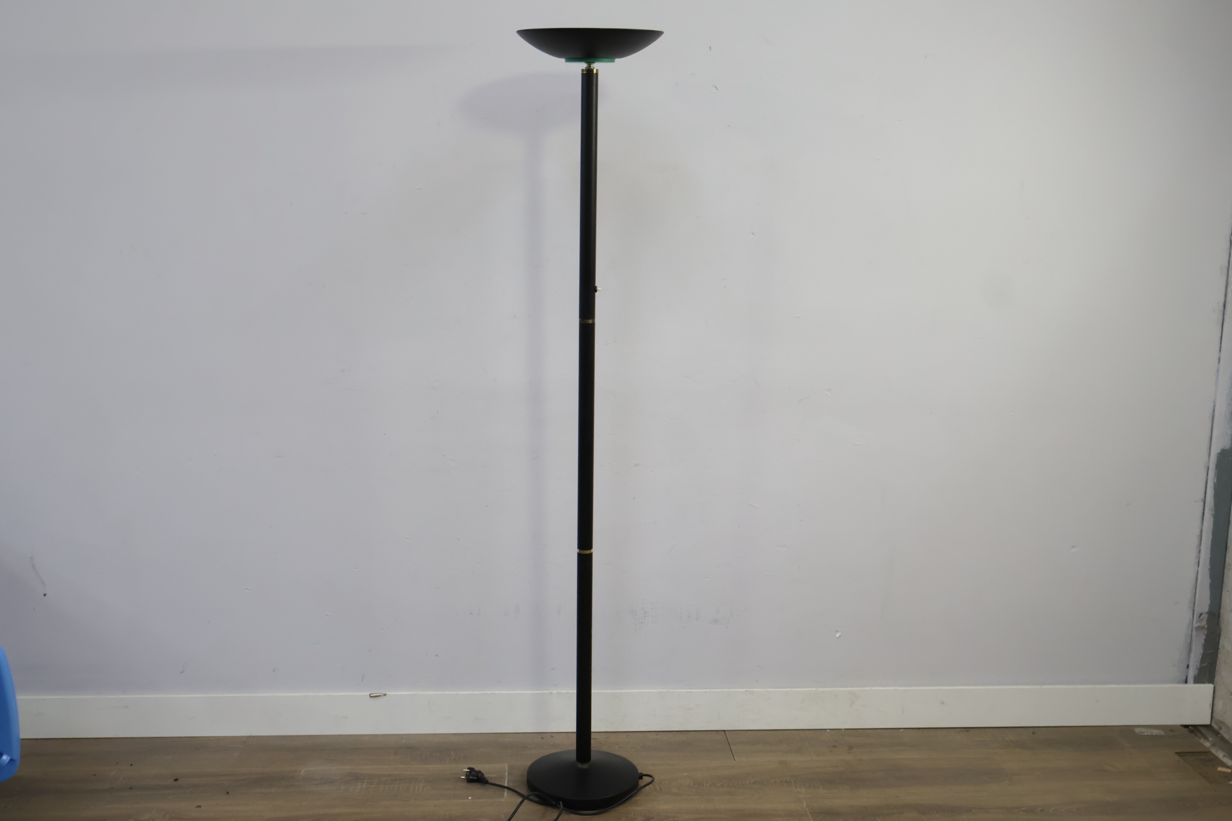 Zwarte staande vloerlamp' – foto 4 – kavel bij GSD Auctions, Zoeterwoude